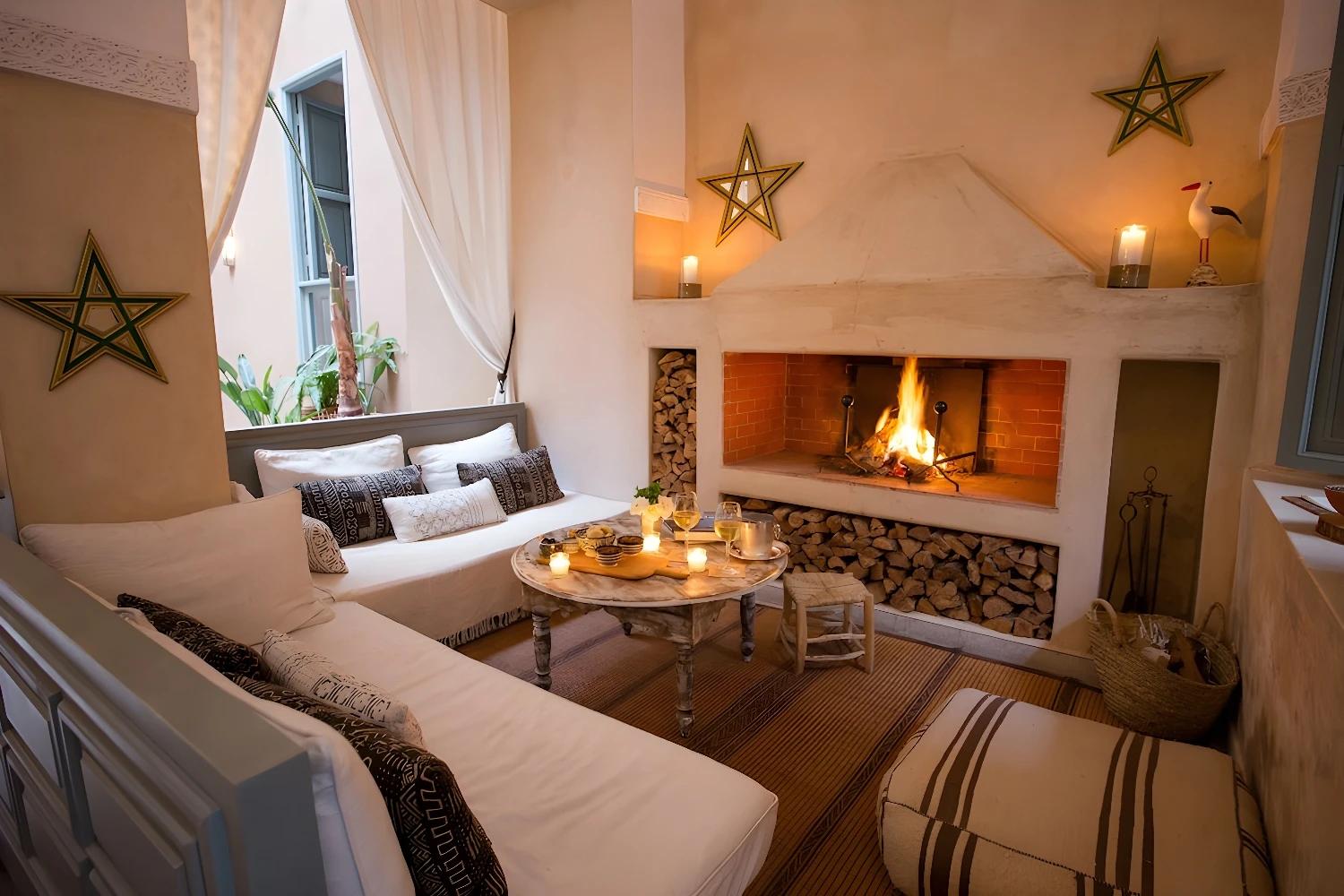 Salon avec cheminée au Riad Olema & Spa