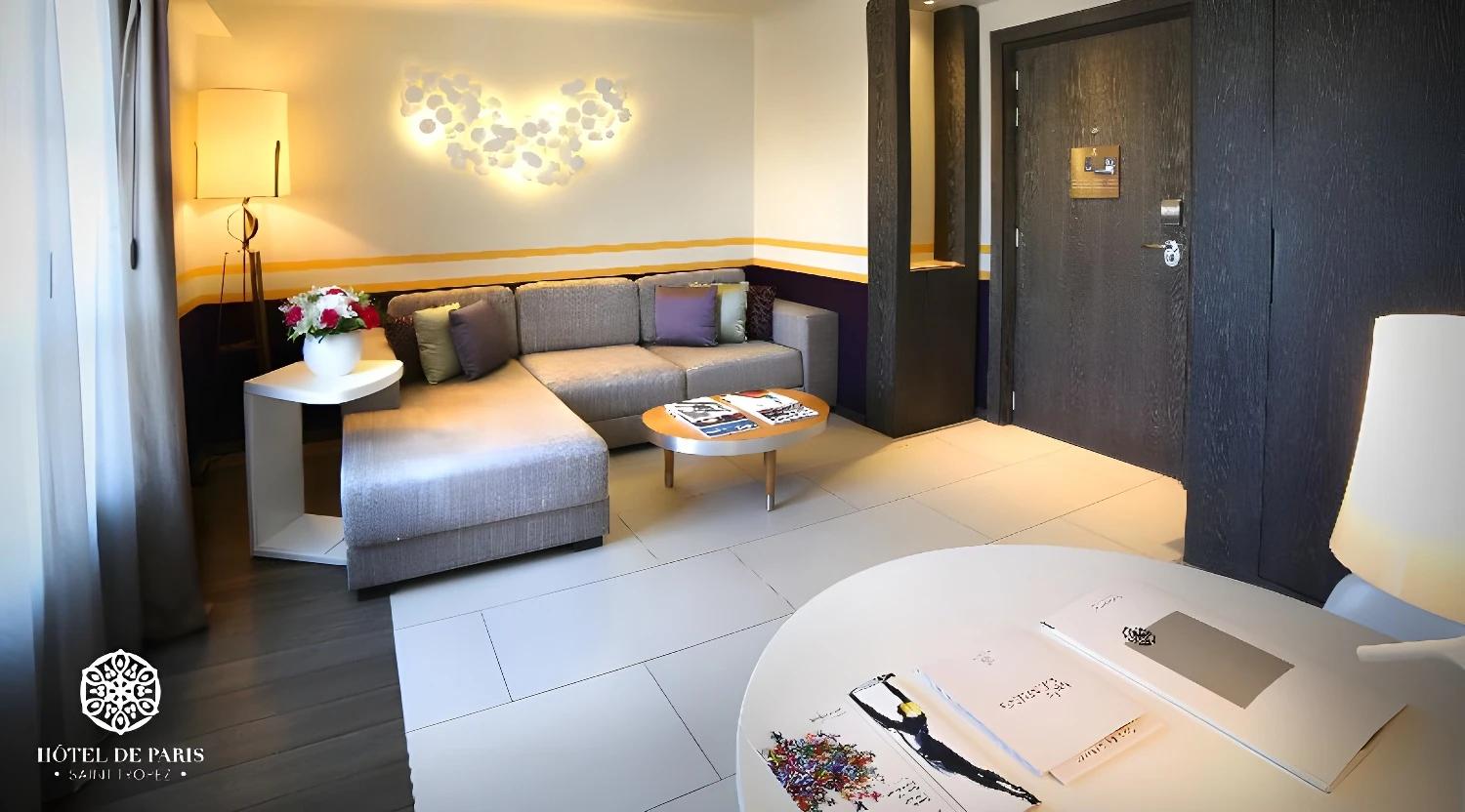 Salon confortable de l'Hôtel de Paris Saint-Tropez avec canapé et décoration élégante