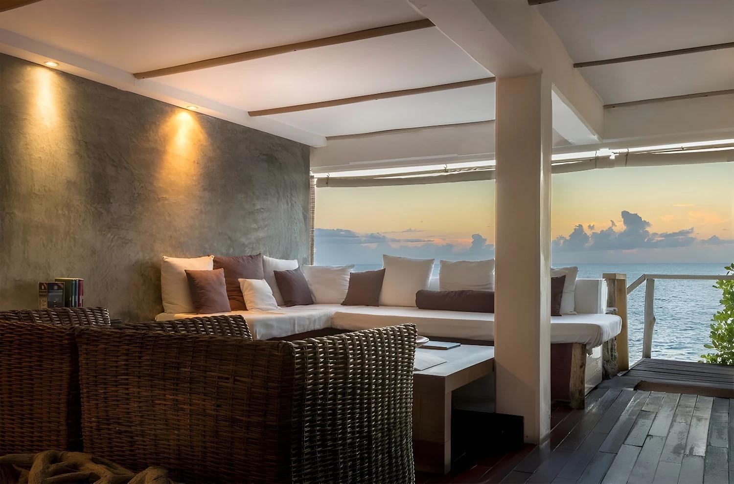 Salon confortable avec vue sur le coucher de soleil au Bliss Hotel Mahé