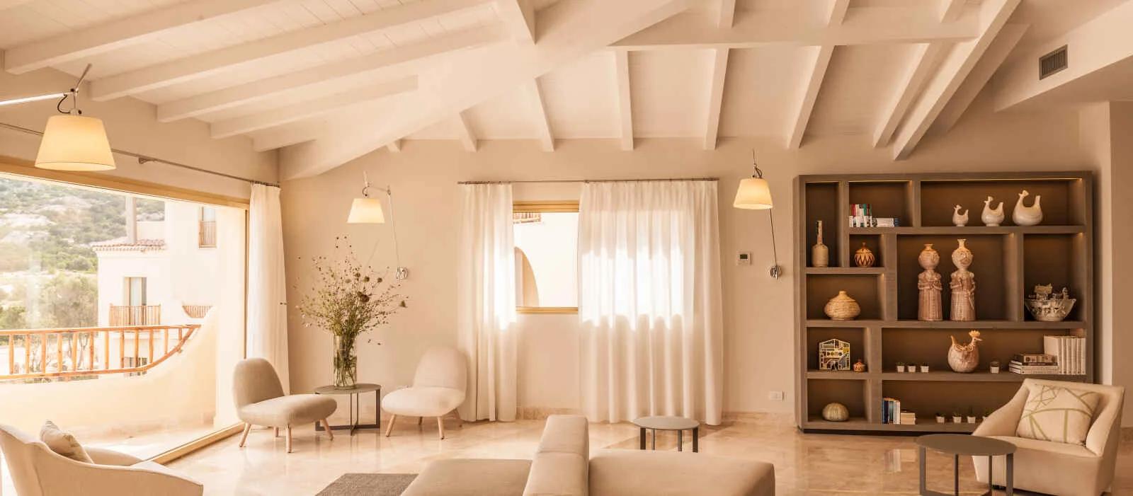 Salon élégant et lumineux à CalaCuncheddi