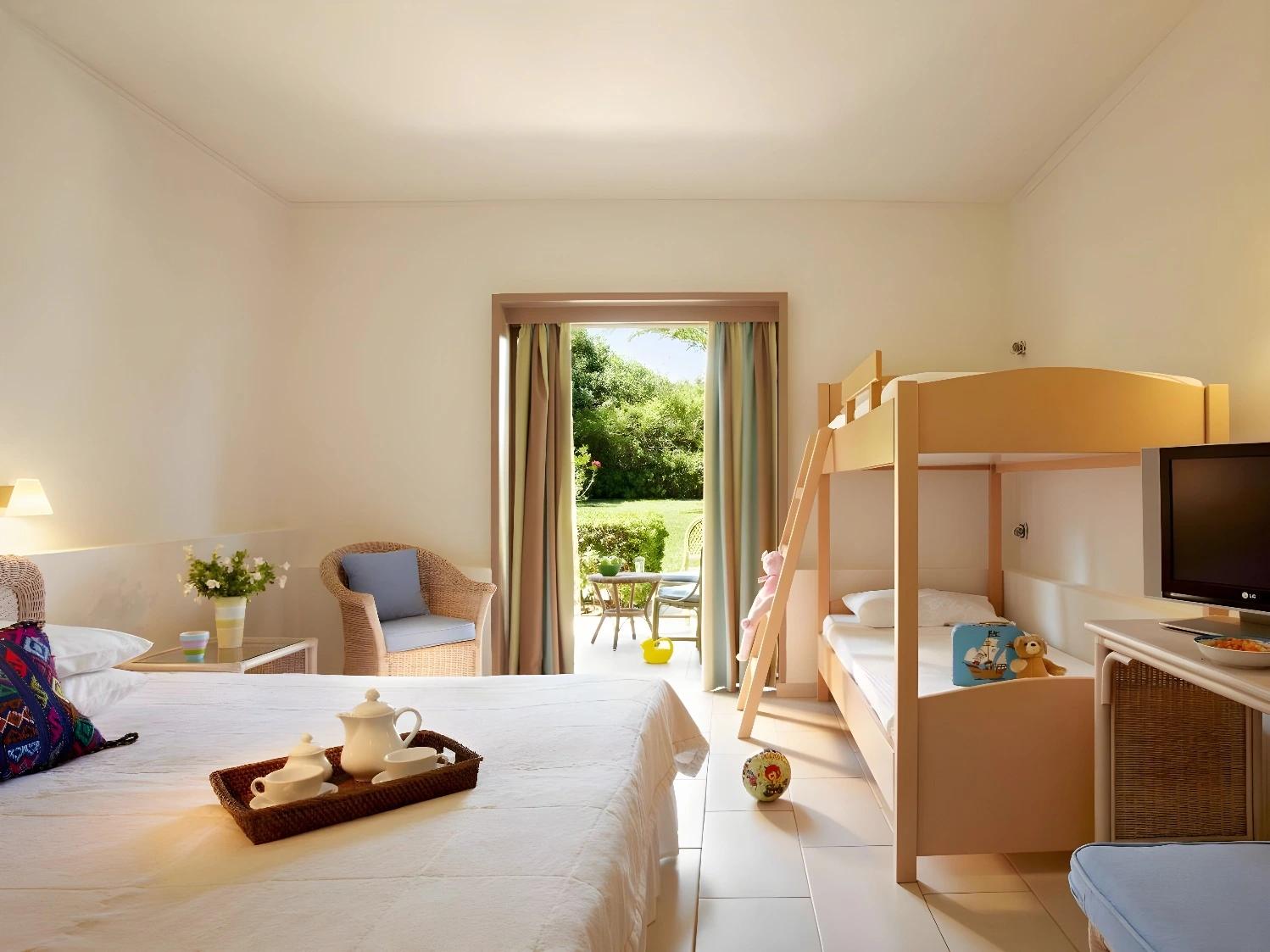 Salon extérieur au coucher du soleil au Grecotel Meli Palace