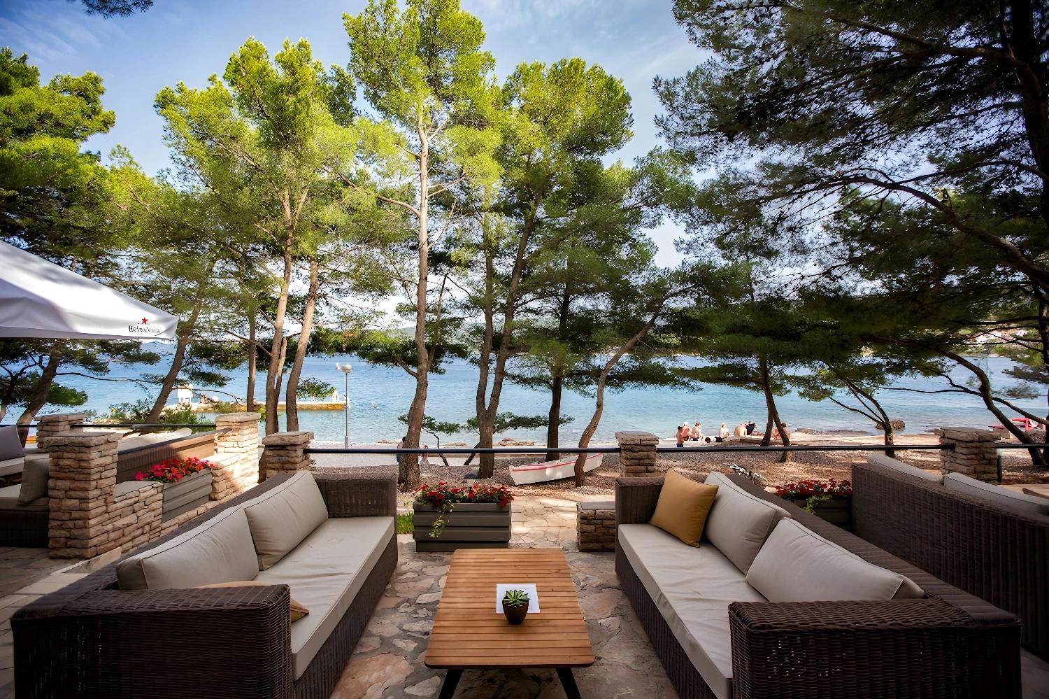 Salon extérieur confortable avec vue sur la mer au Labranda Senses Resort.