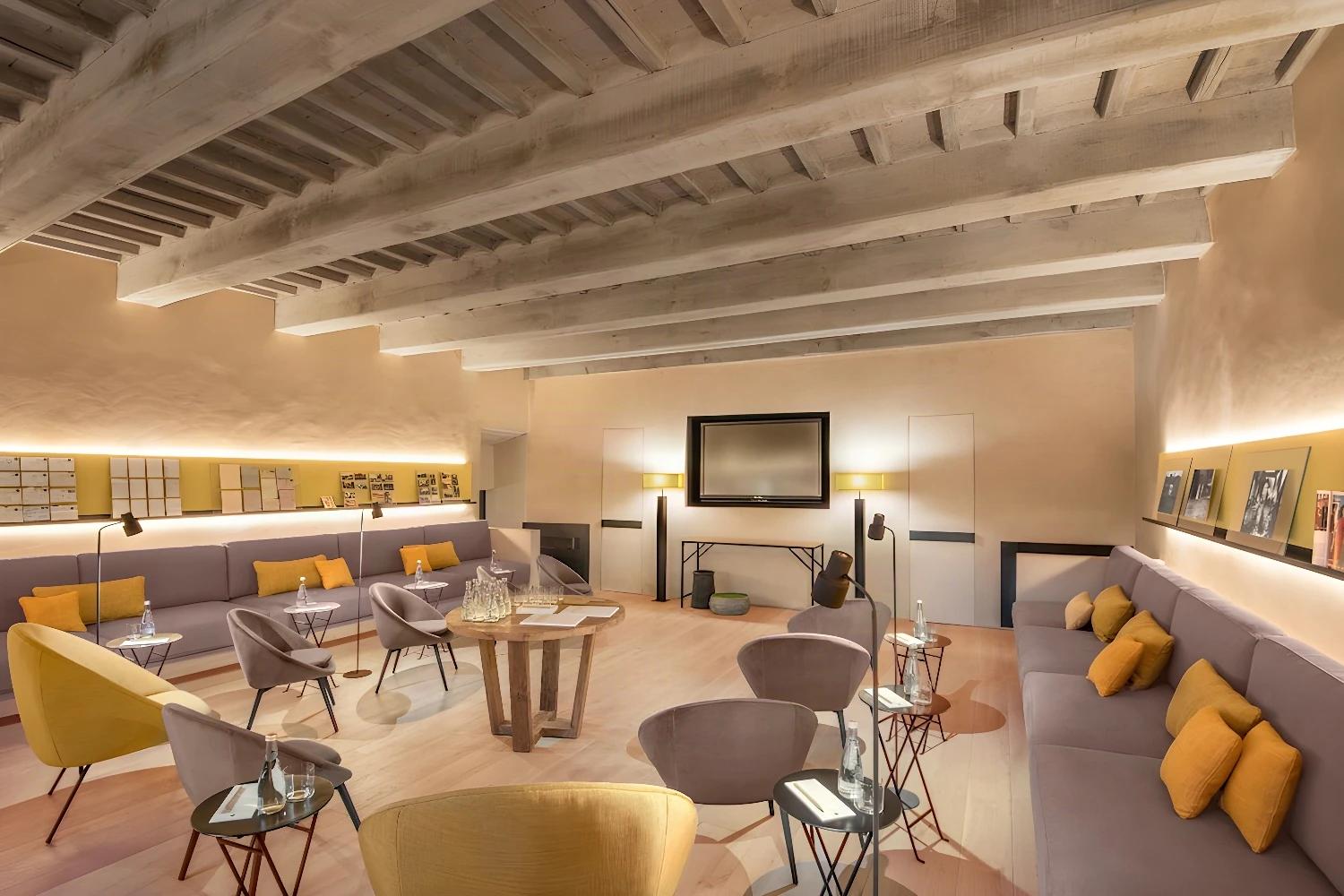 Salon moderne avec décoration lumineuse à Badia di Pomaio