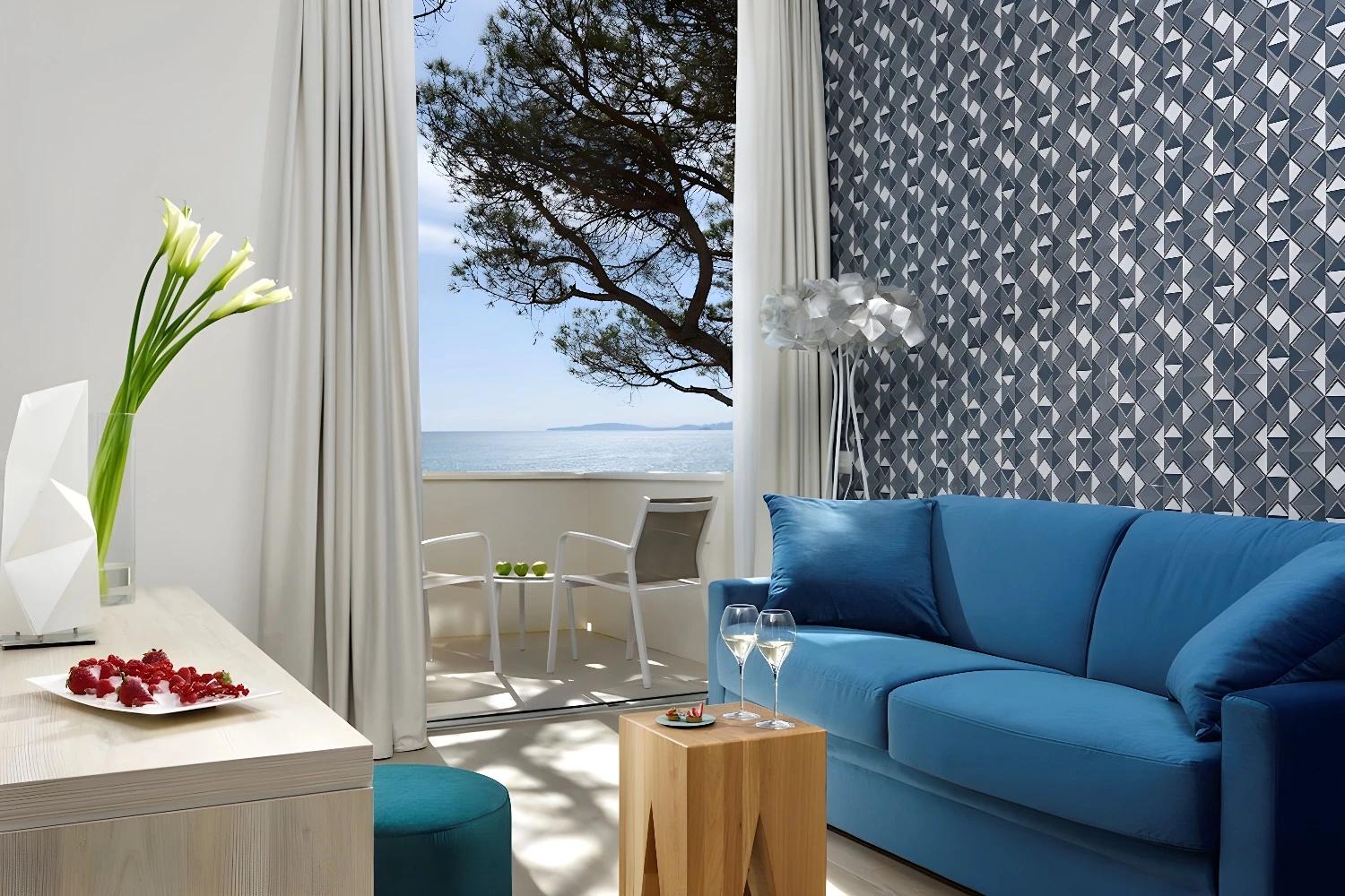 Salon moderne avec vue sur la mer au The Sense Experience Resort