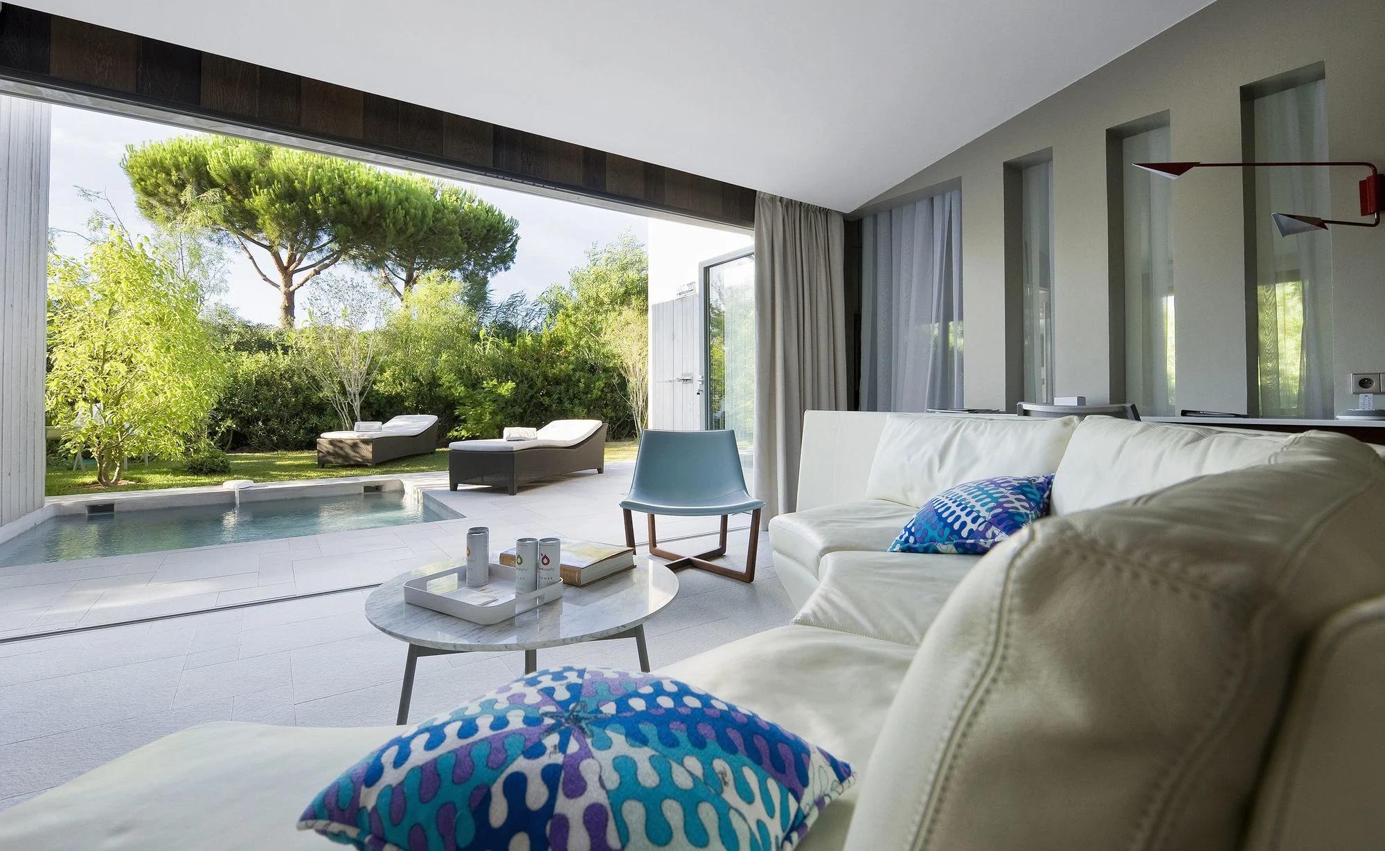 Salon moderne avec accès à une piscine privée au Sezz Saint-Tropez.