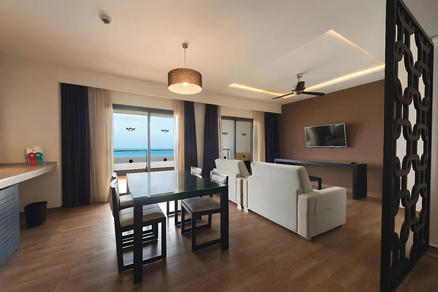 Salon spacieux avec vue sur la mer au Riu Sri Lanka
