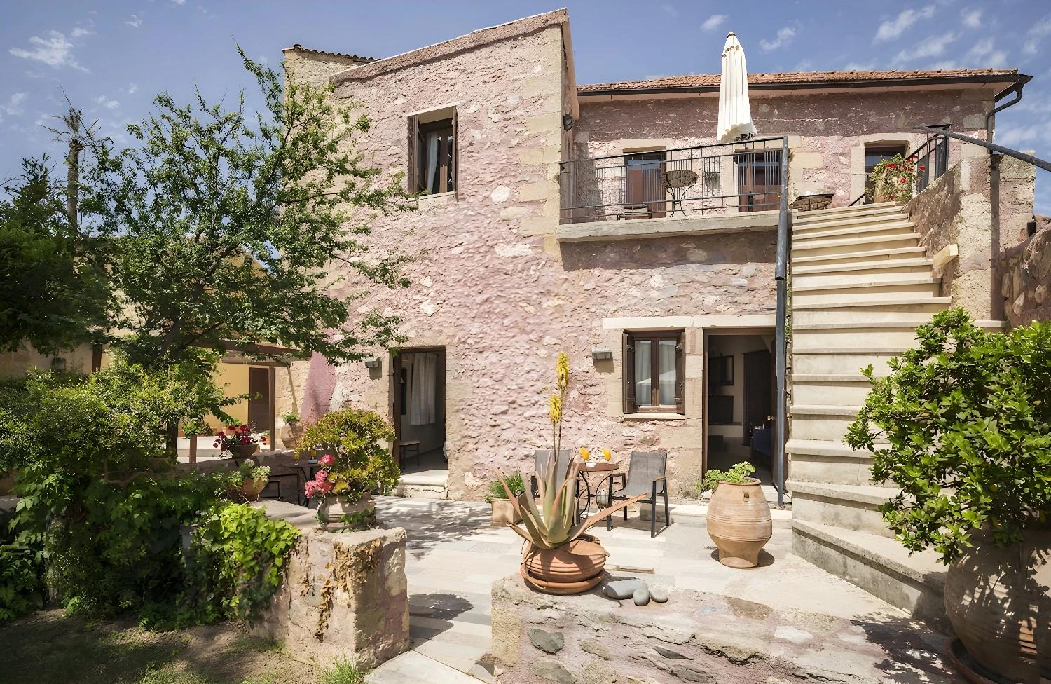 Salon chaleureux avec cheminée au Spilia Village.