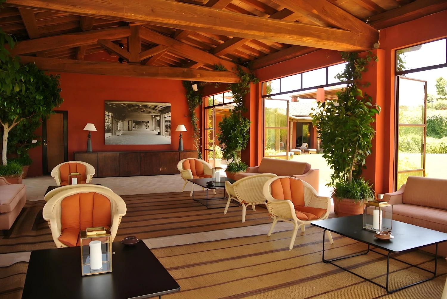 Salon spacieux avec vue sur l'extérieur à Locanda Rossa