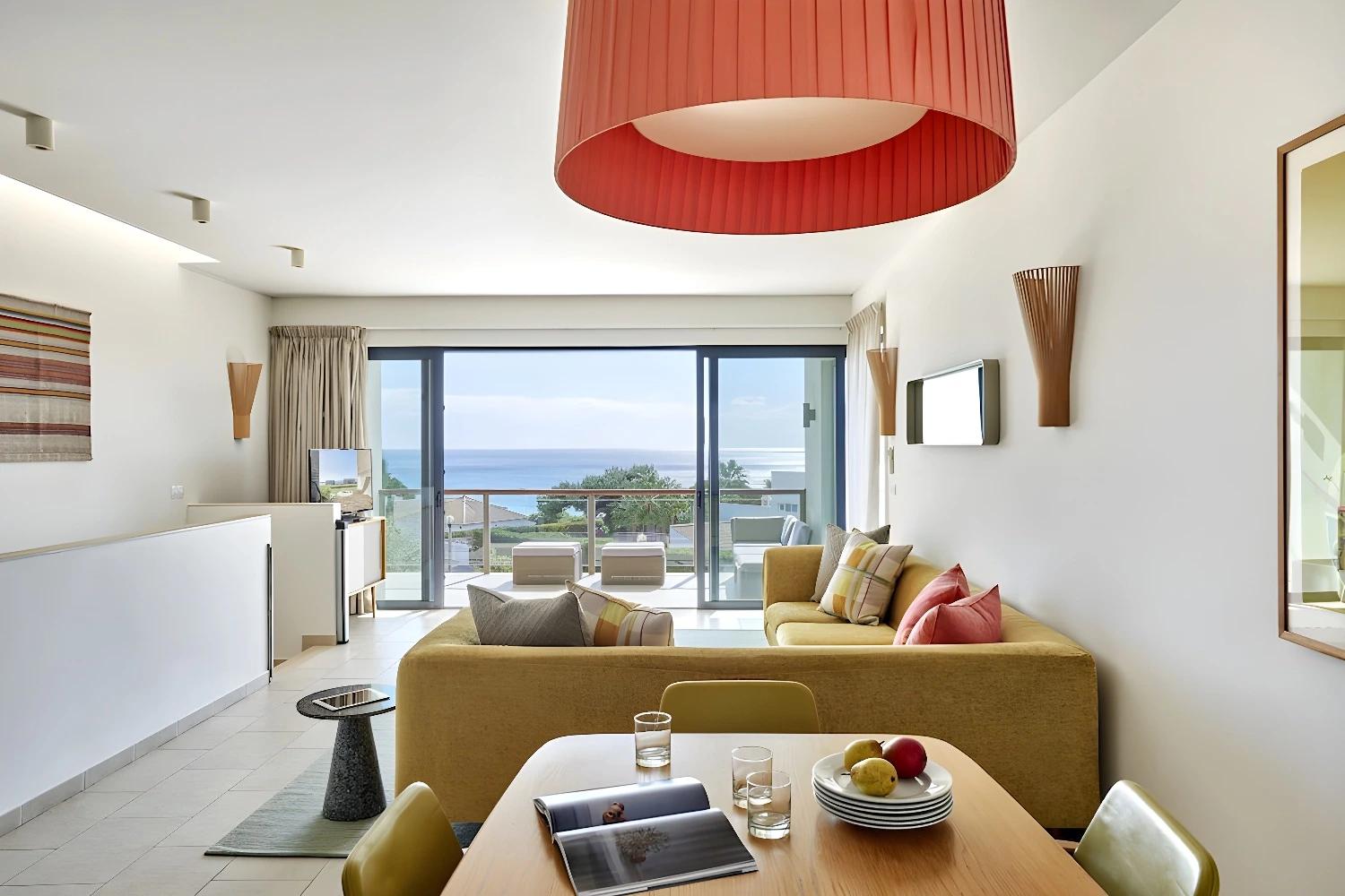 Salon moderne avec vue sur la mer au Martinhal Sagres Beach Family Resort Hotel