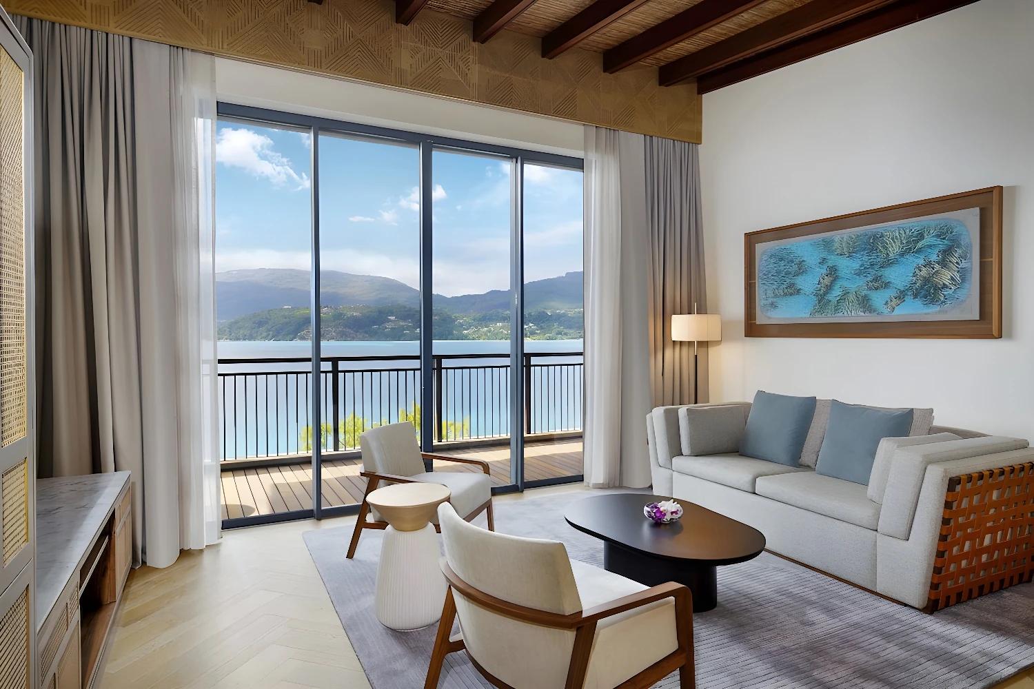Salon avec vue panoramique à Mango House Seychelles