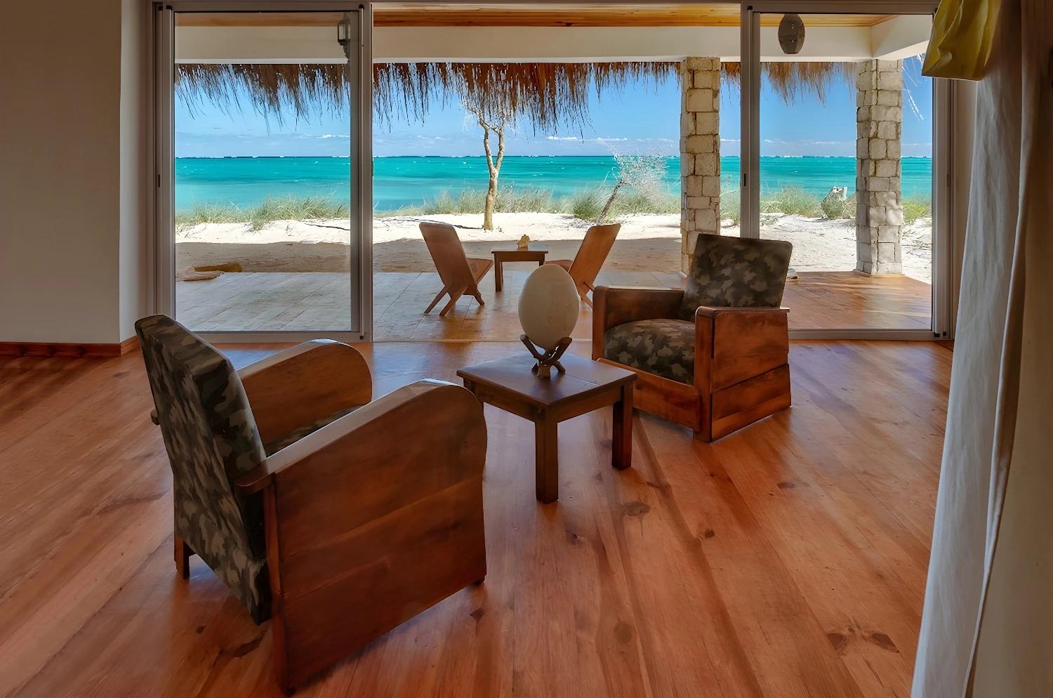 Salon avec vue sur la plage à Ankasy Lodge