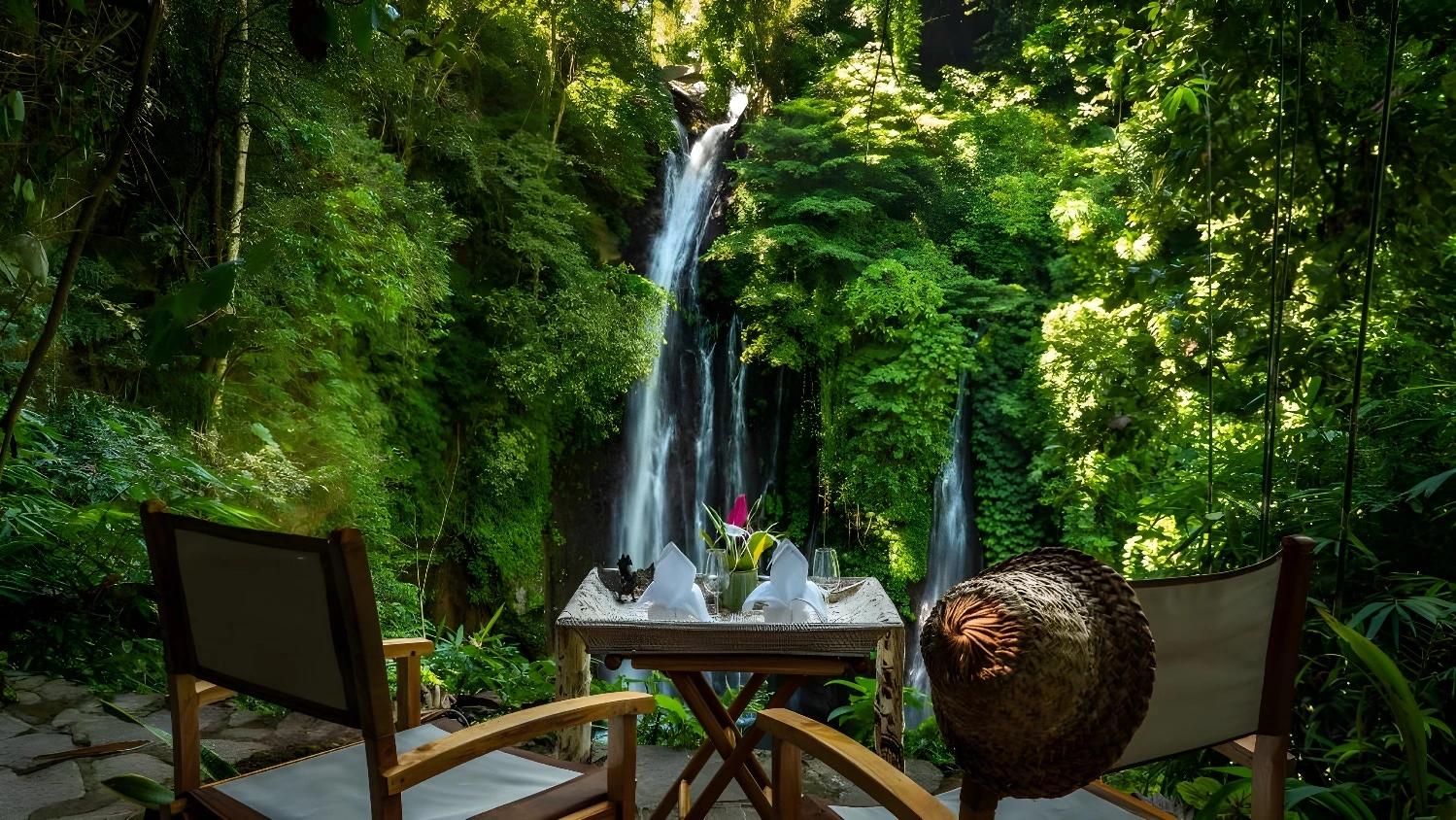 Table dressée avec vue sur une cascade au Sanak Retreat Bali