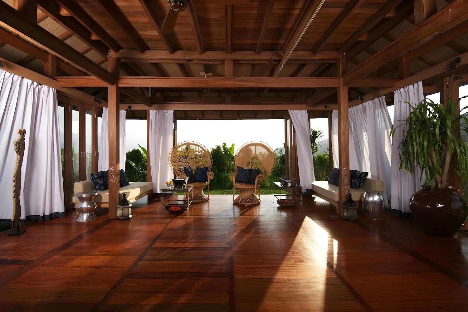 Salon intérieur en bois au Sanak Retreat Bali