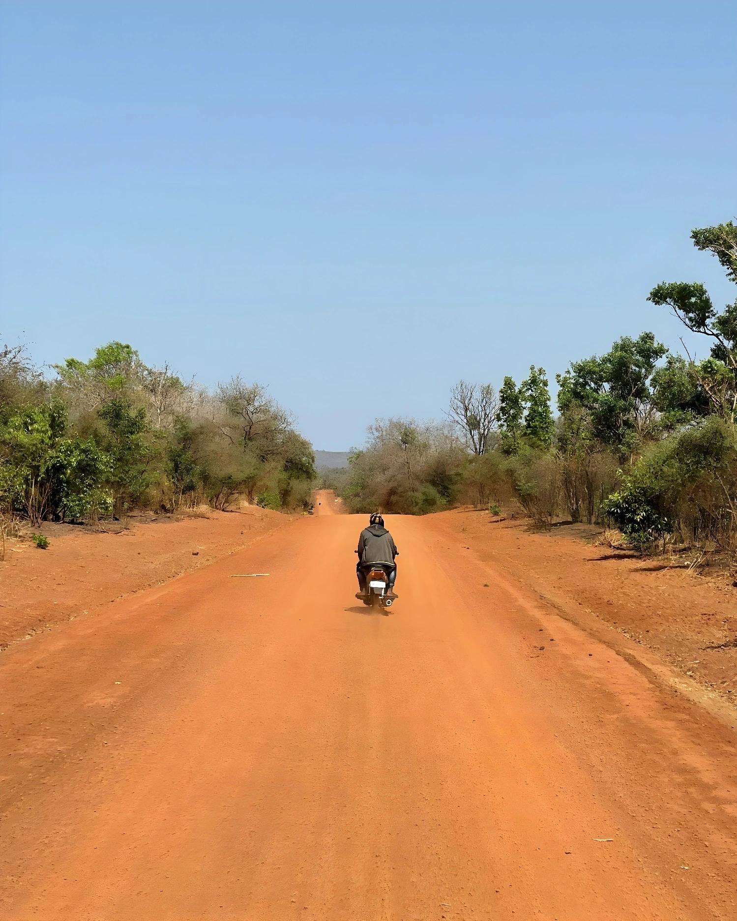 Scène de vie quotidienne au Sénégal Oriental pour le produit À la rencontre des ethnies du Sénégal Oriental