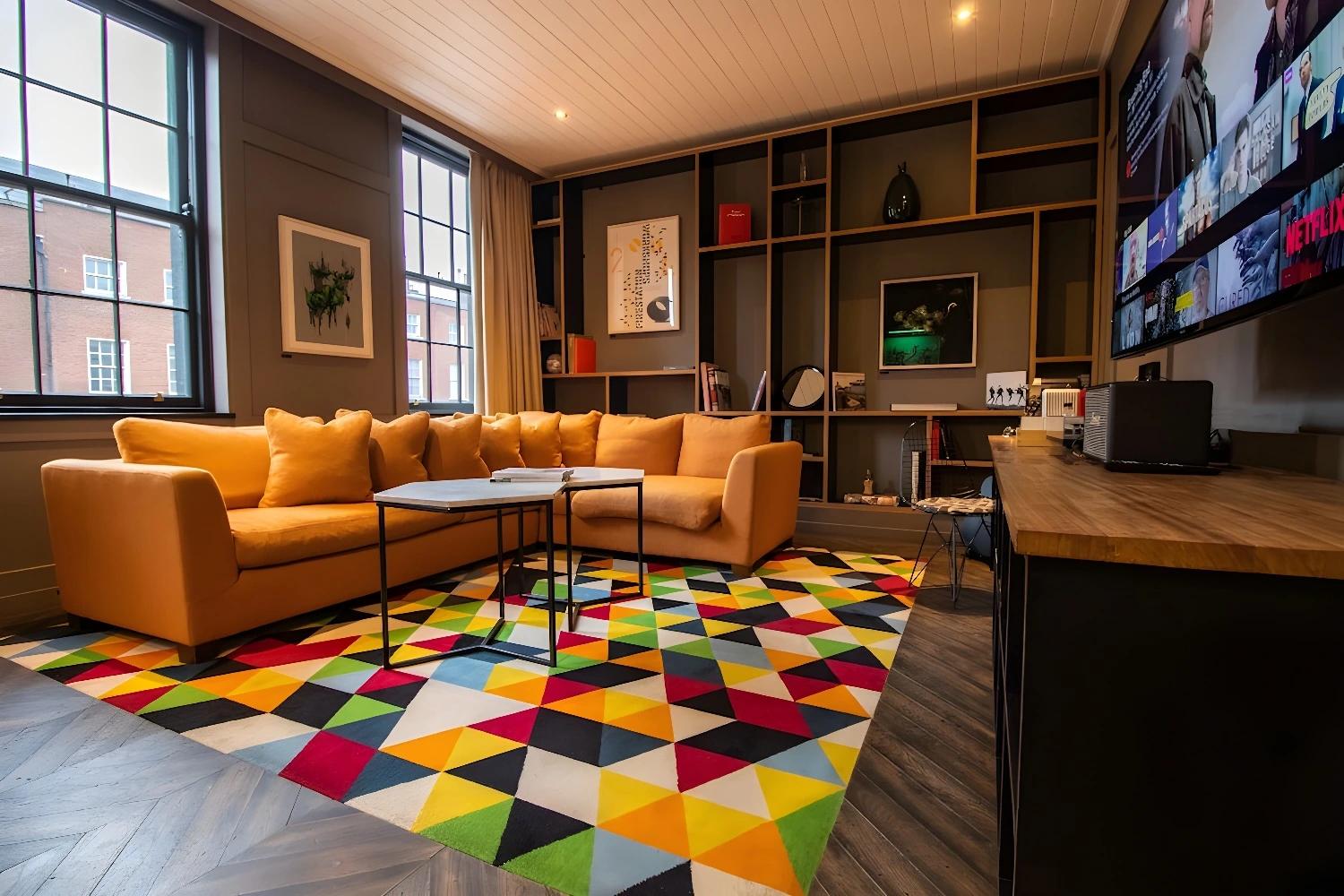 Salle de séjour colorée au The Dean Hotel