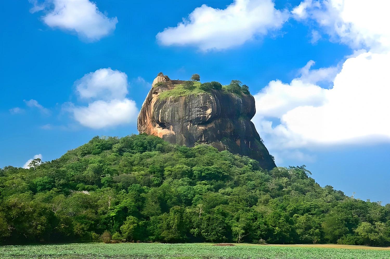 Vue sur le rocher de Sigiriya, un site emblématique de 