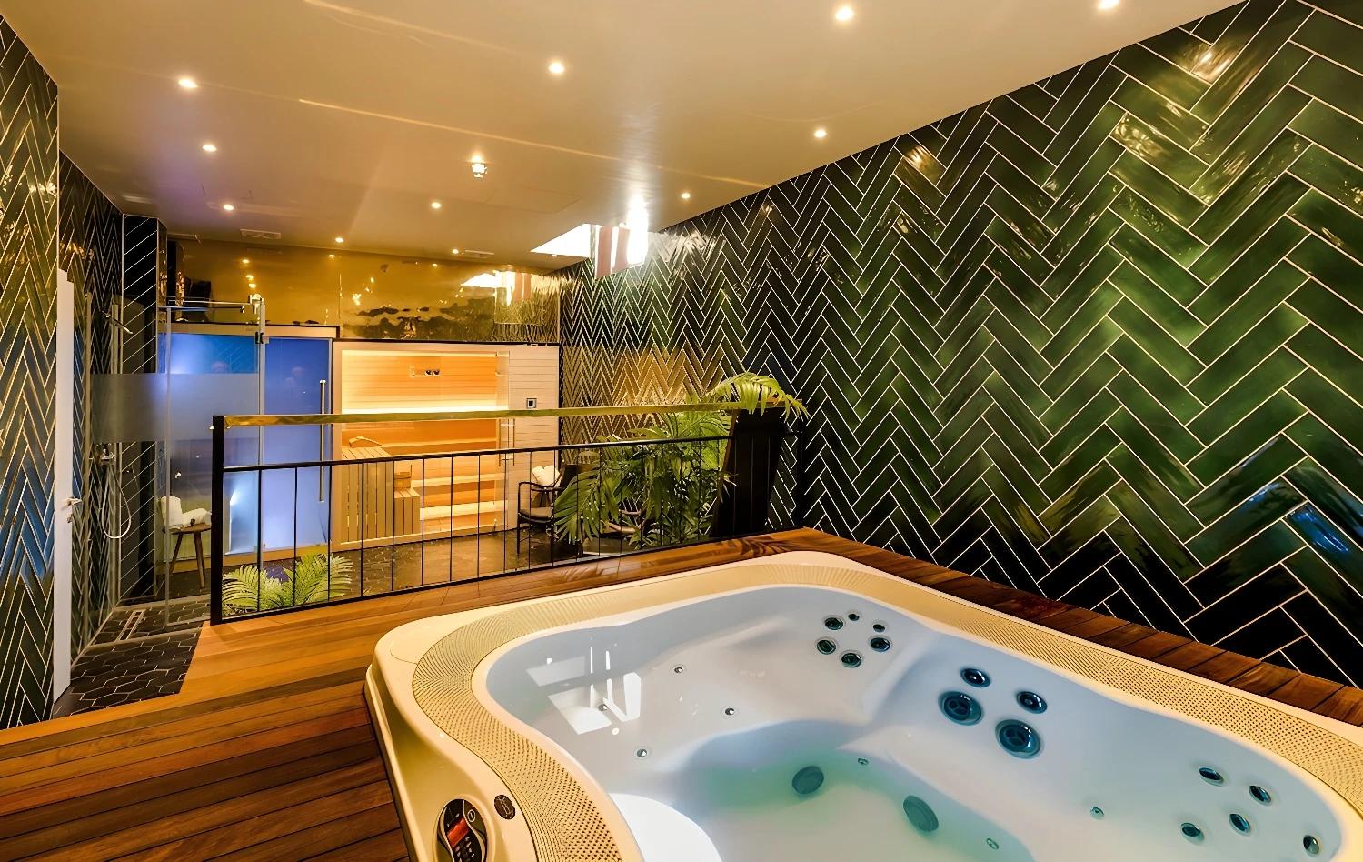 Spa avec jacuzzi et sauna au Brown Beach House & Spa.