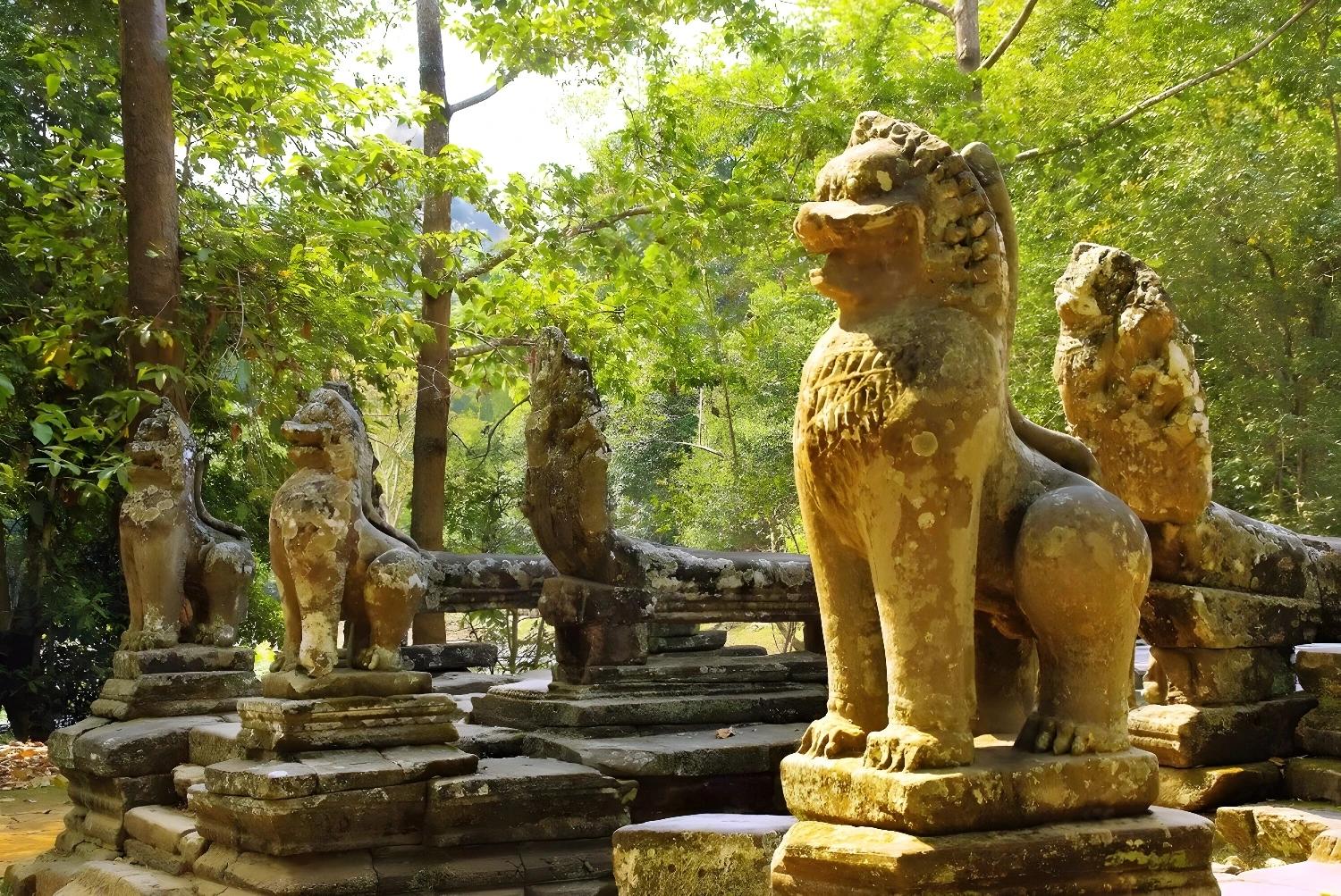 Statues anciennes entourées de verdure sur la Balade millénaire