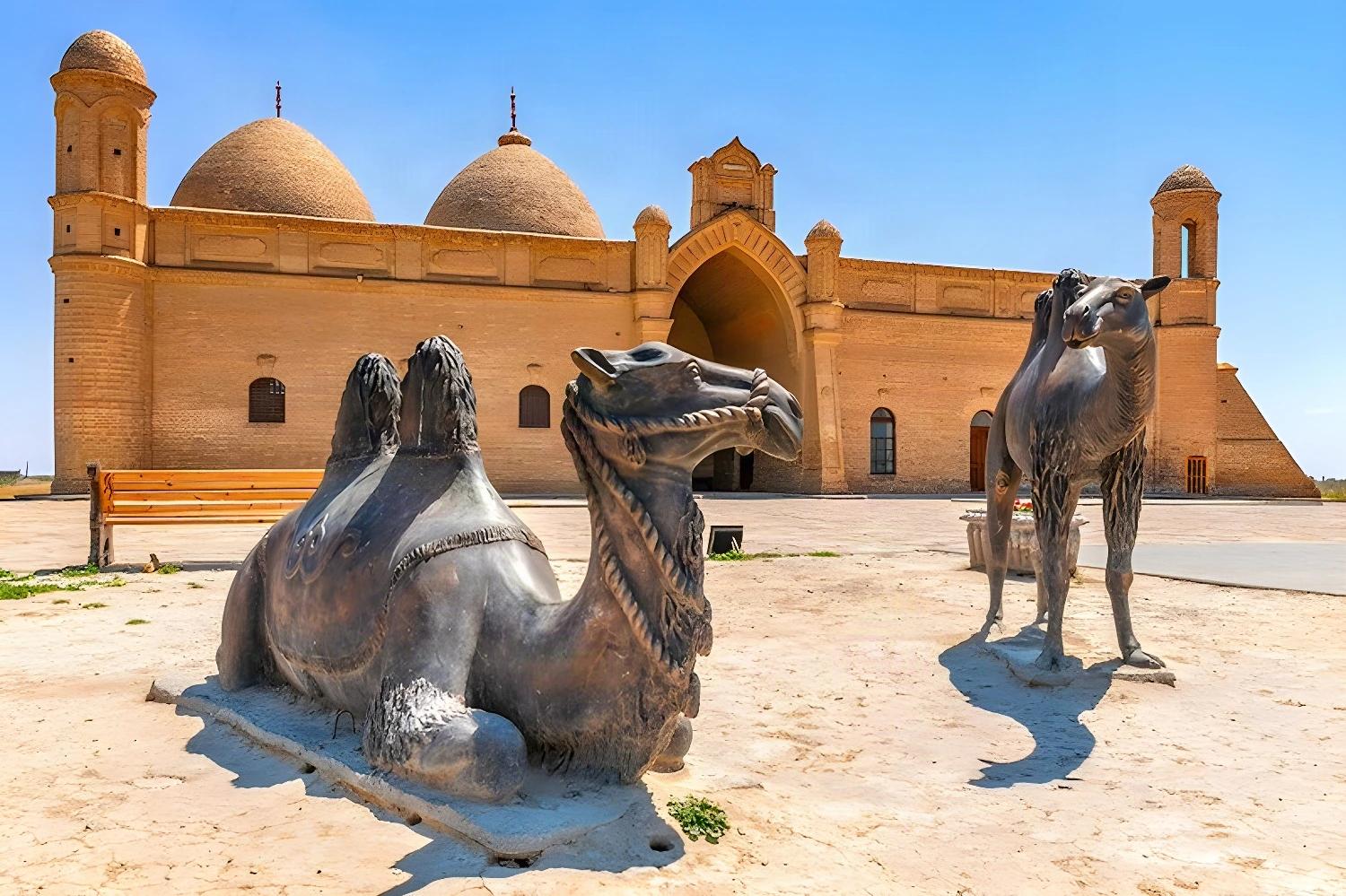 Statues de chameaux devant un bâtiment historique sur l'Odyssée sur la Route de la Soie
