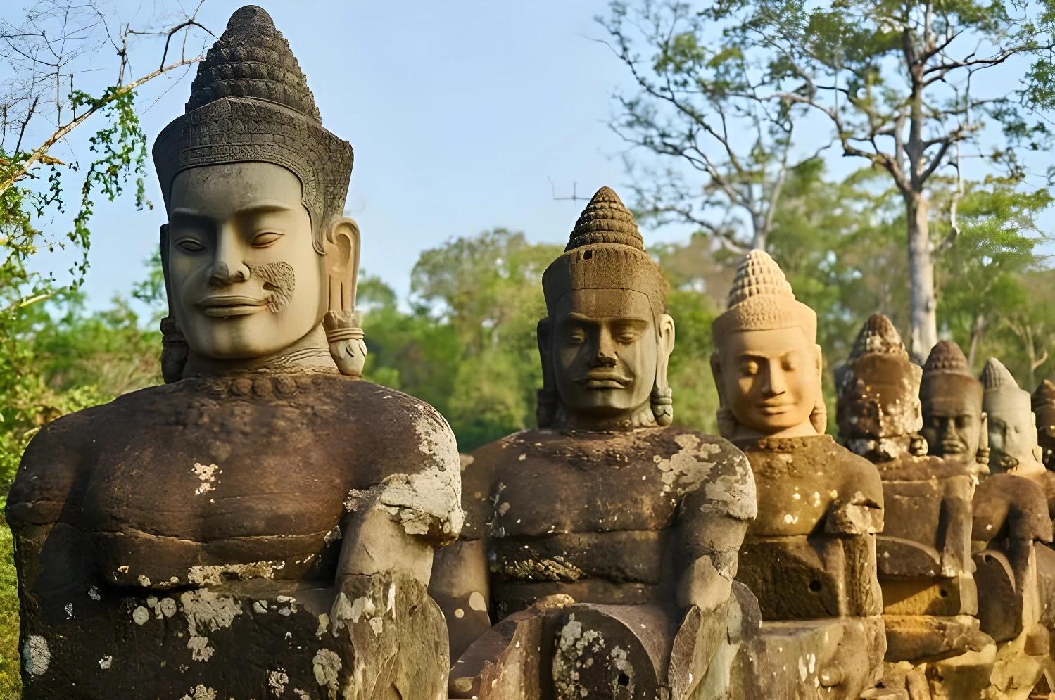 Statues khmères à Angkor, Circuit Privé Passion khmère au Cambodge