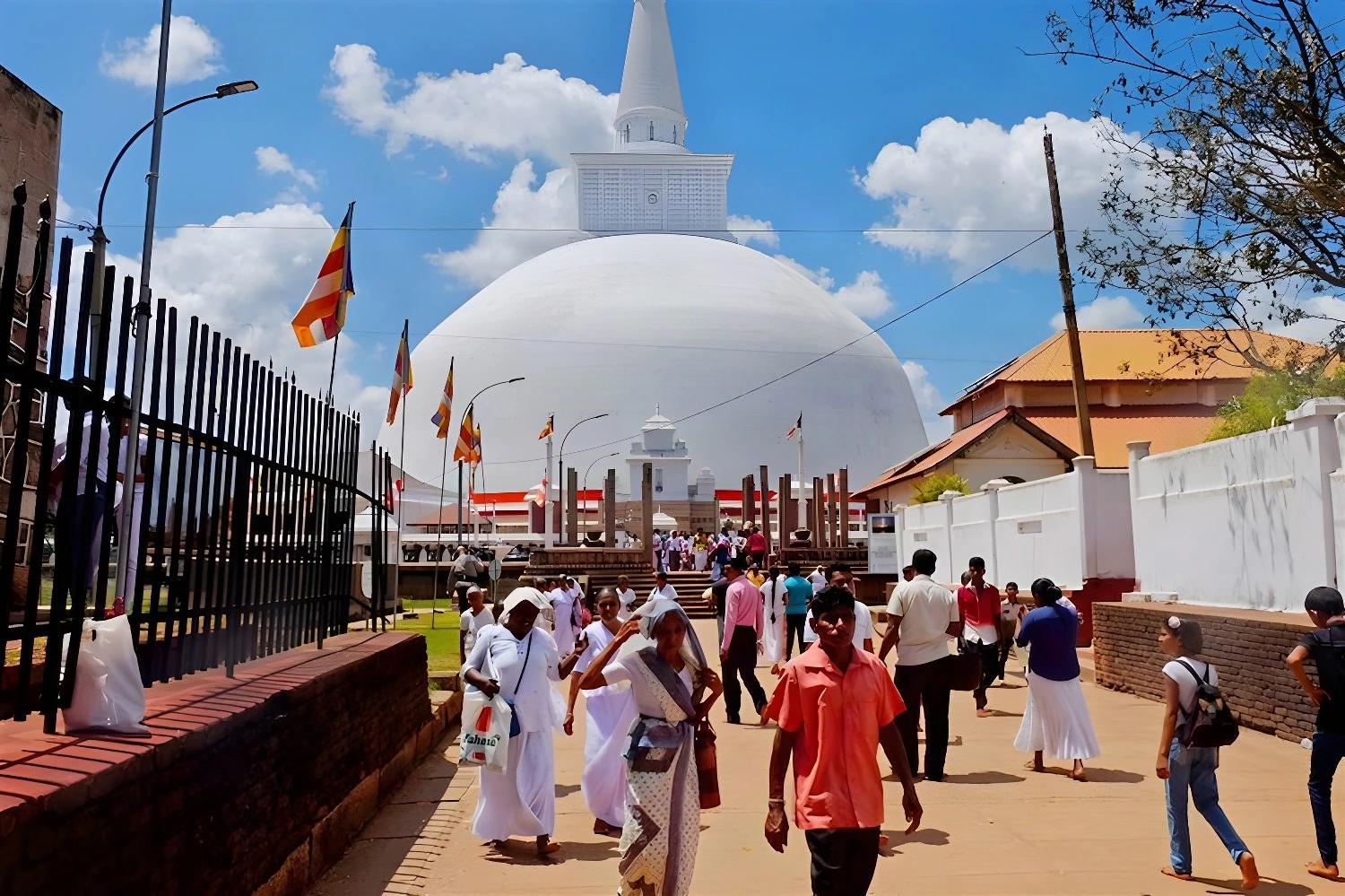 Stupa blanc sous un ciel bleu à Ceylan, Un train pour Ceylan !