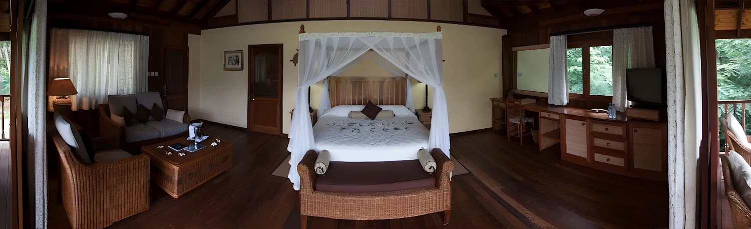 Suite spacieuse avec balcon au Cerf Island Resort