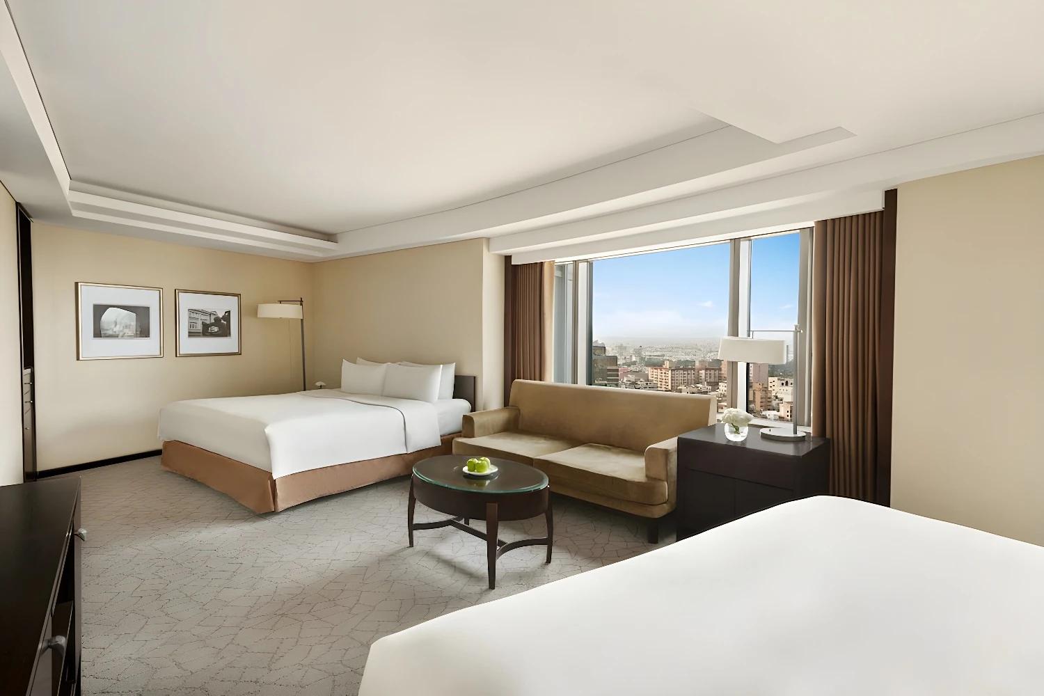 Suite élégante avec coin salon au Shangri-La's Far Eastern Plaza Hotel Tainan