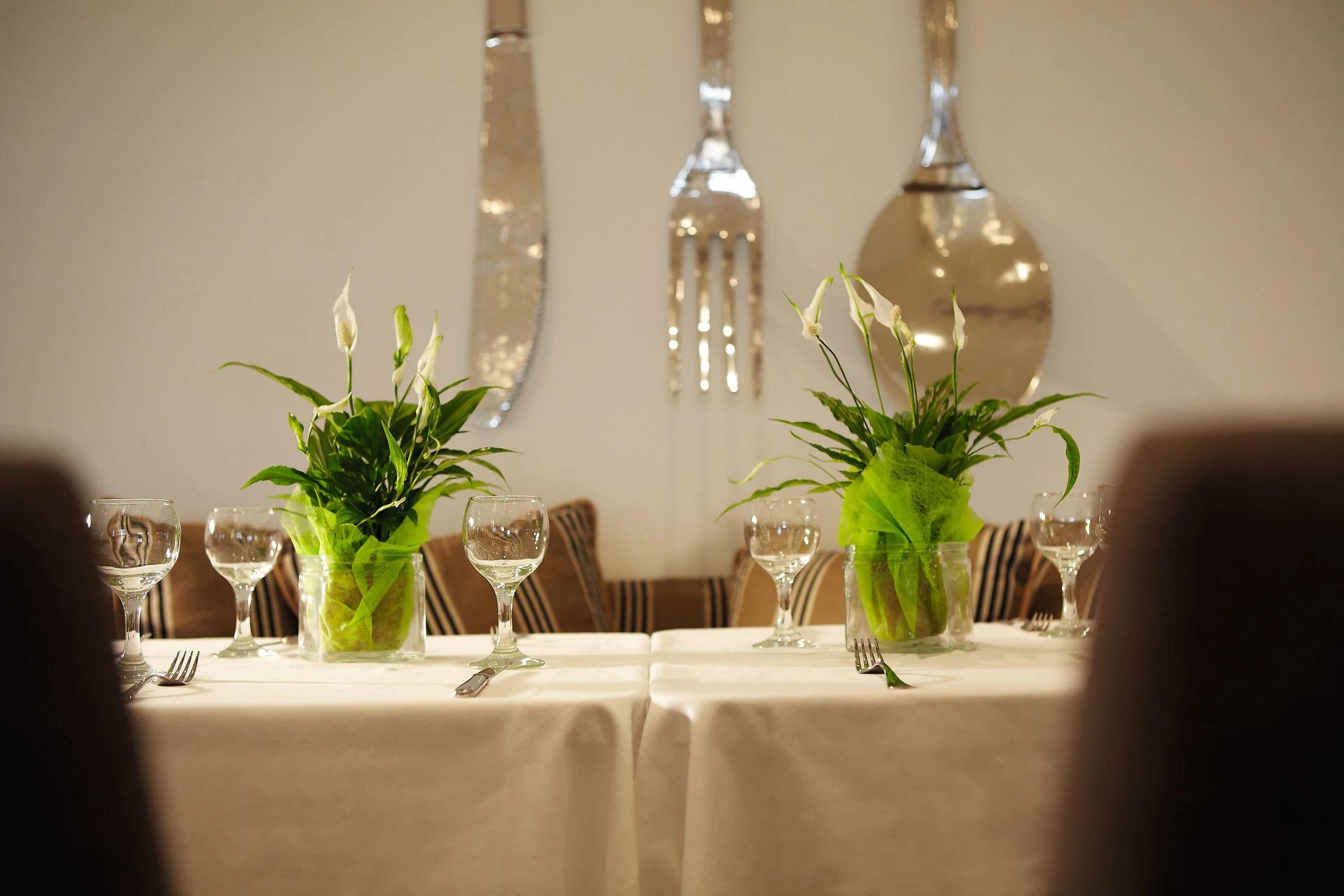 Table dressée pour dîner au Grecotel Meli Palace