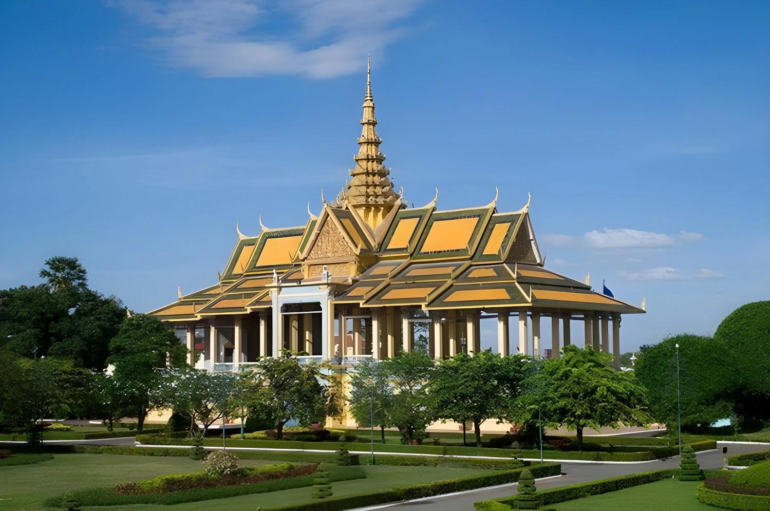 Temple doré à Phnom Penh, Circuit Privé Passion khmère (cat. confort) + Sur la route de Battambang - Cambodge