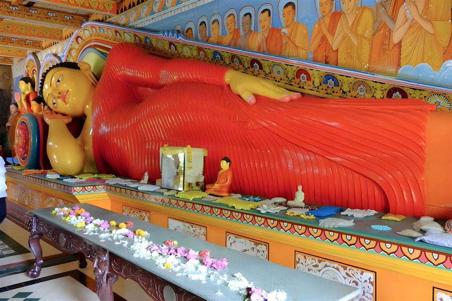 Randonnées cinghalaises avec découverte de temples bouddhistes colorés