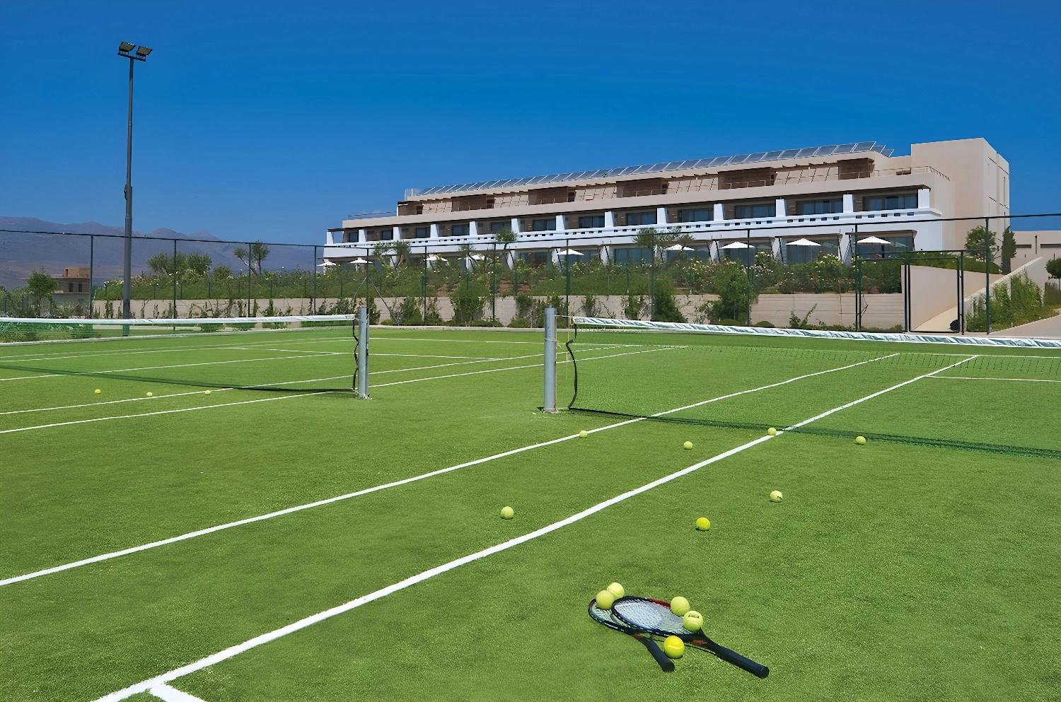 Terrains de tennis au Cavo Spada Luxury Sports & Leisure Resort & Spa