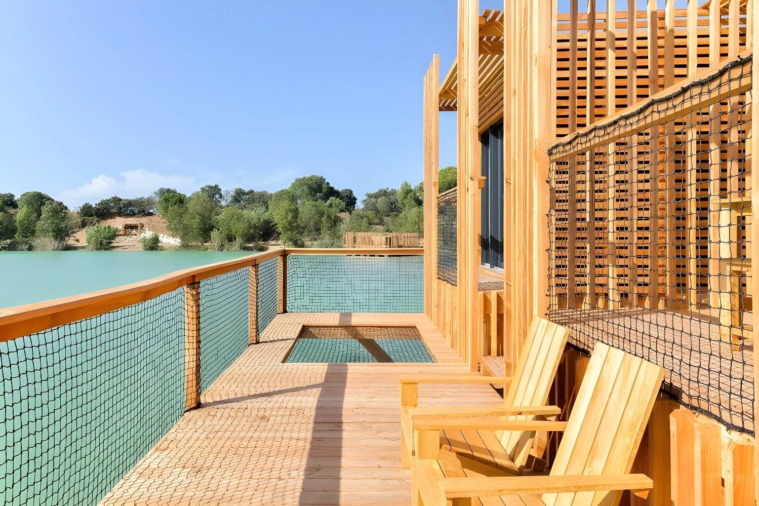 Terrasse en bois du Coucoo Grands Cépages avec vue sur le lac