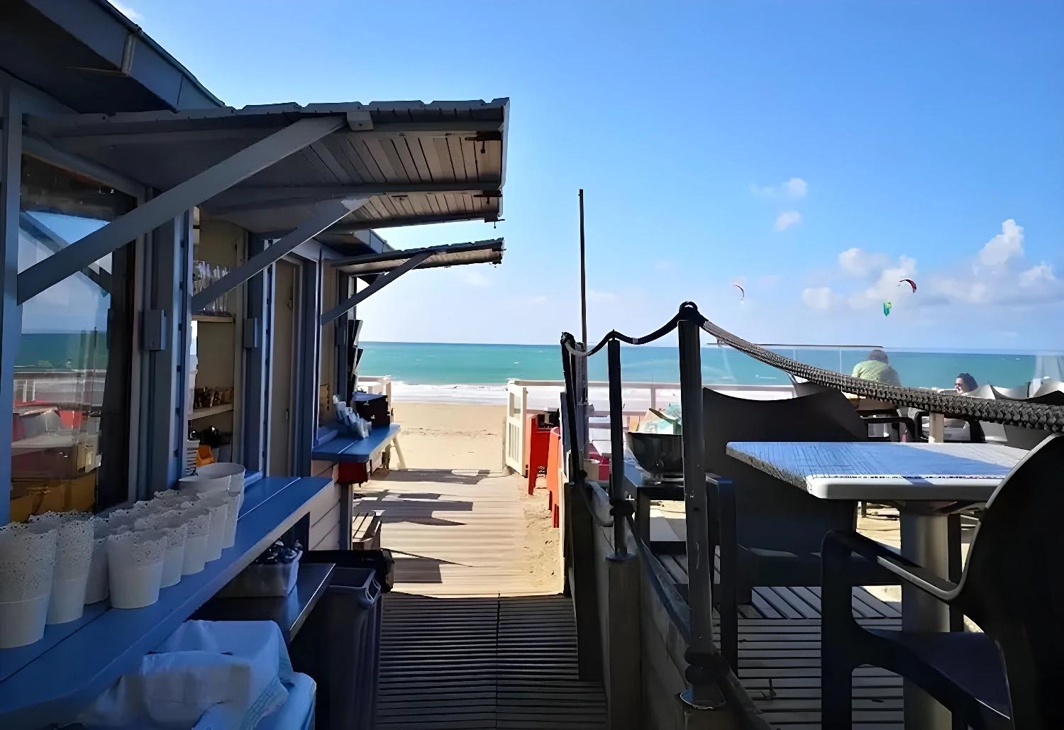 Terrasse en bord de mer à Les Charmettes