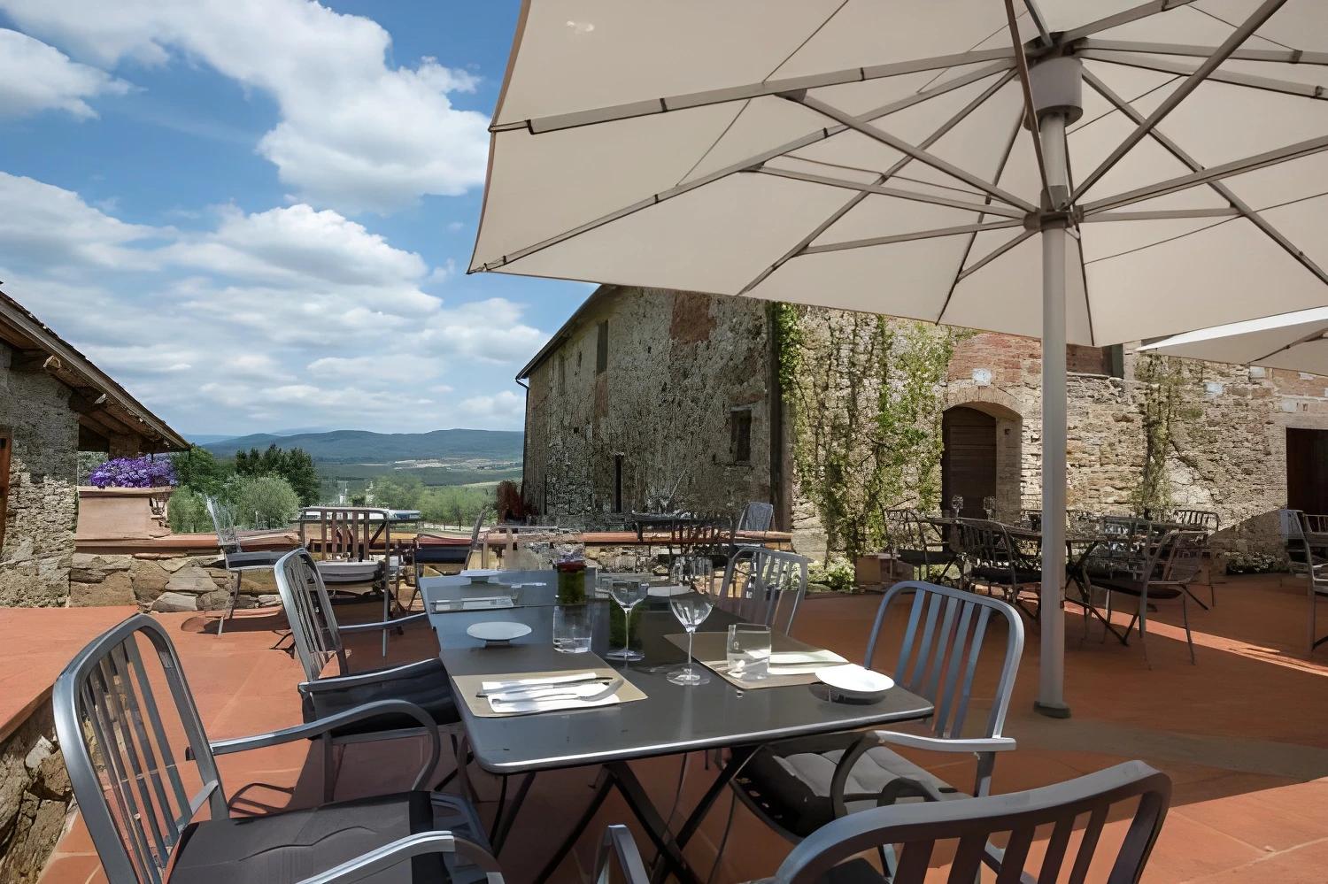 Terrasse extérieure du Castello di Gabbiano avec vue panoramique.