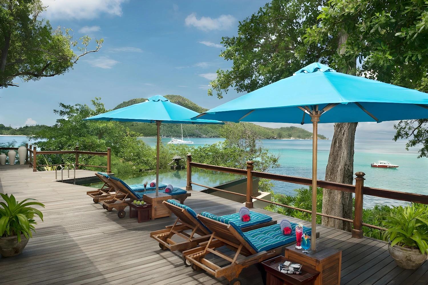 Terrasse avec chaises longues et vue sur la mer au JA Enchanted Island Resort Seychelles