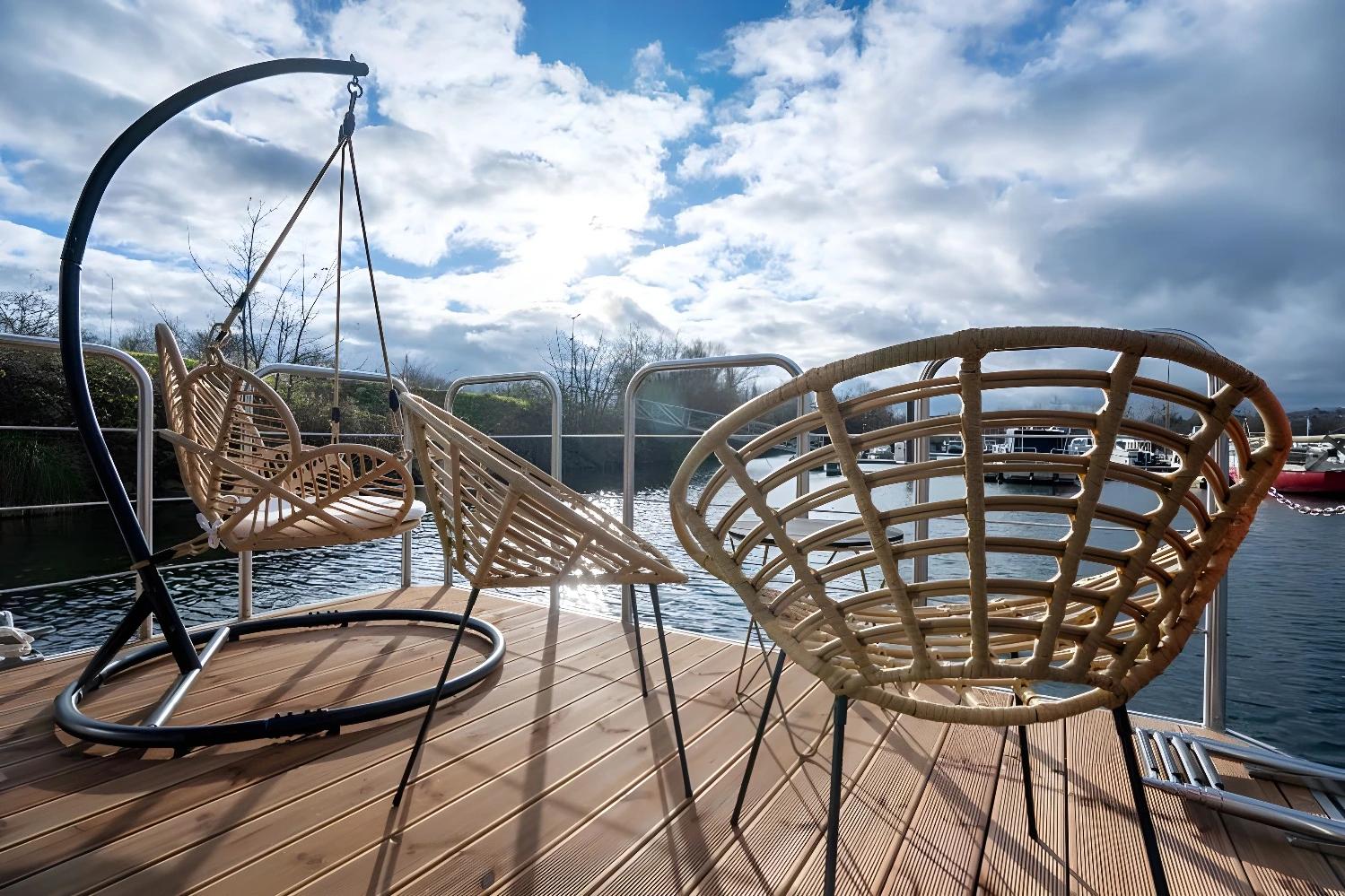 Terrasse avec chaises suspendues à L'Escale Royale Port Ilon.