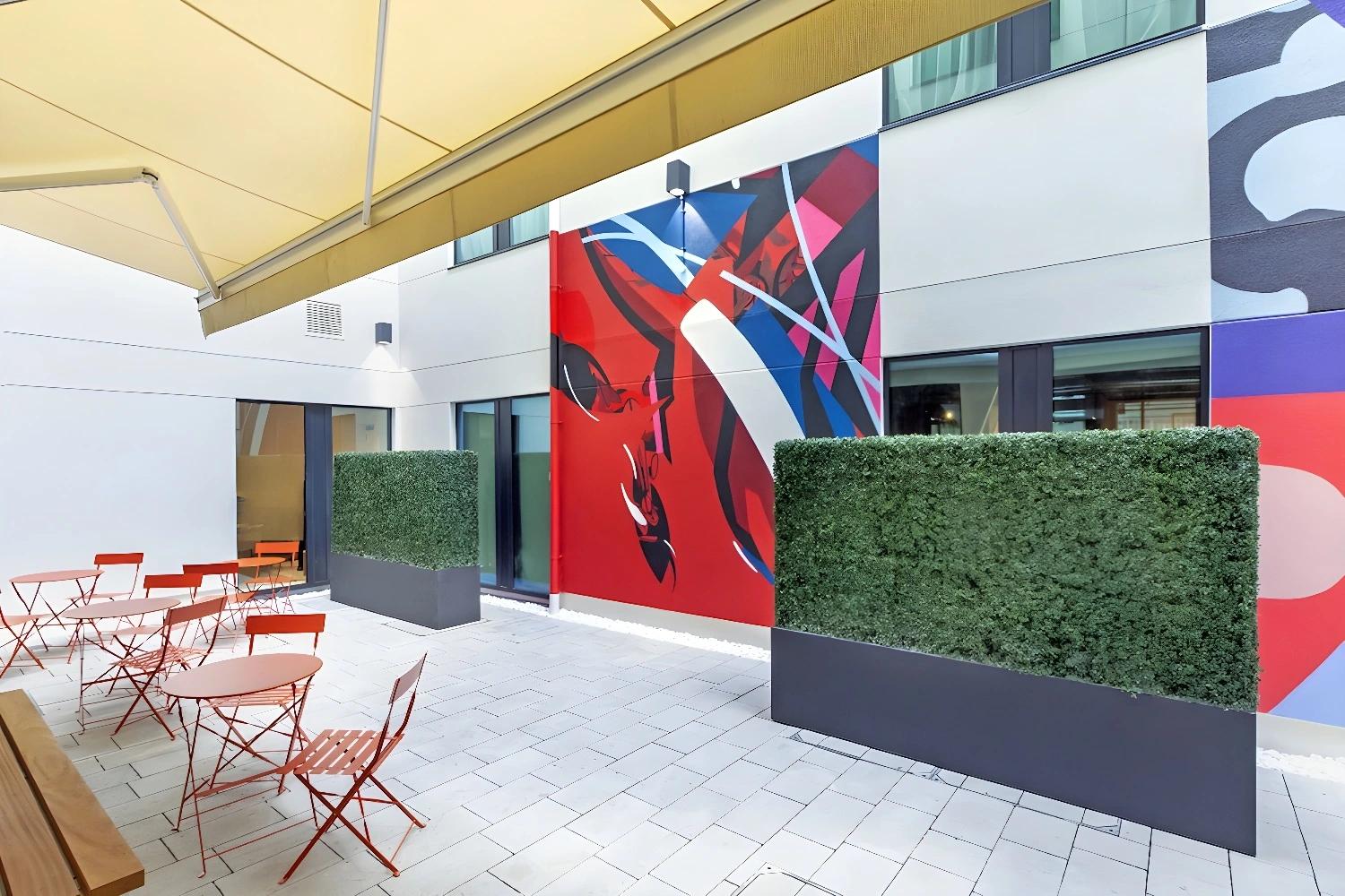 Terrasse colorée de l'hôtel The Hendrick avec mobilier extérieur