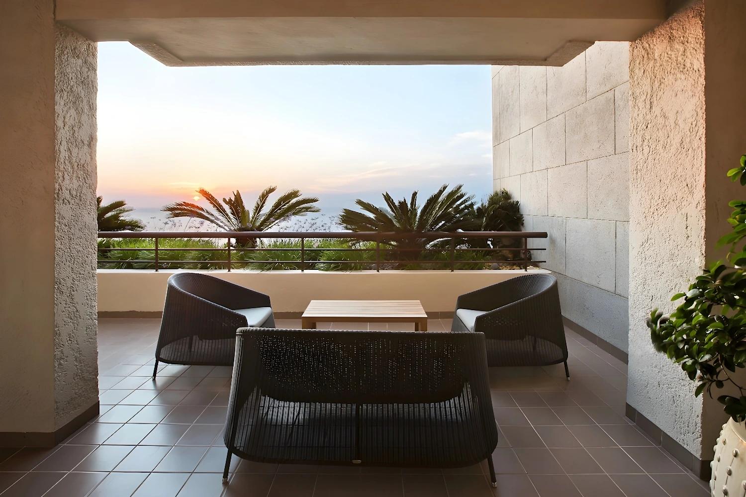 Terrasse avec vue sur le coucher de soleil au Sheraton Rhodes