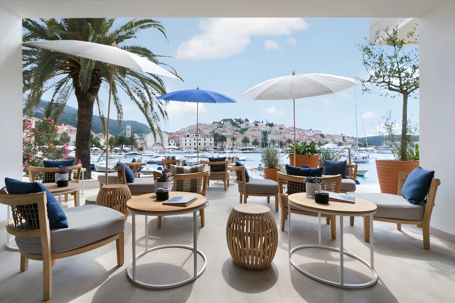 Terrasse extérieure de l'Adriana Hvar Spa Hotel avec vue sur la mer