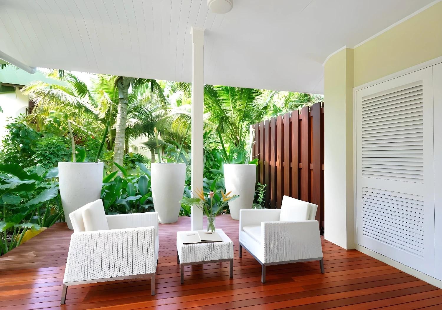 Terrasse extérieure avec mobilier moderne à Paradise Sun