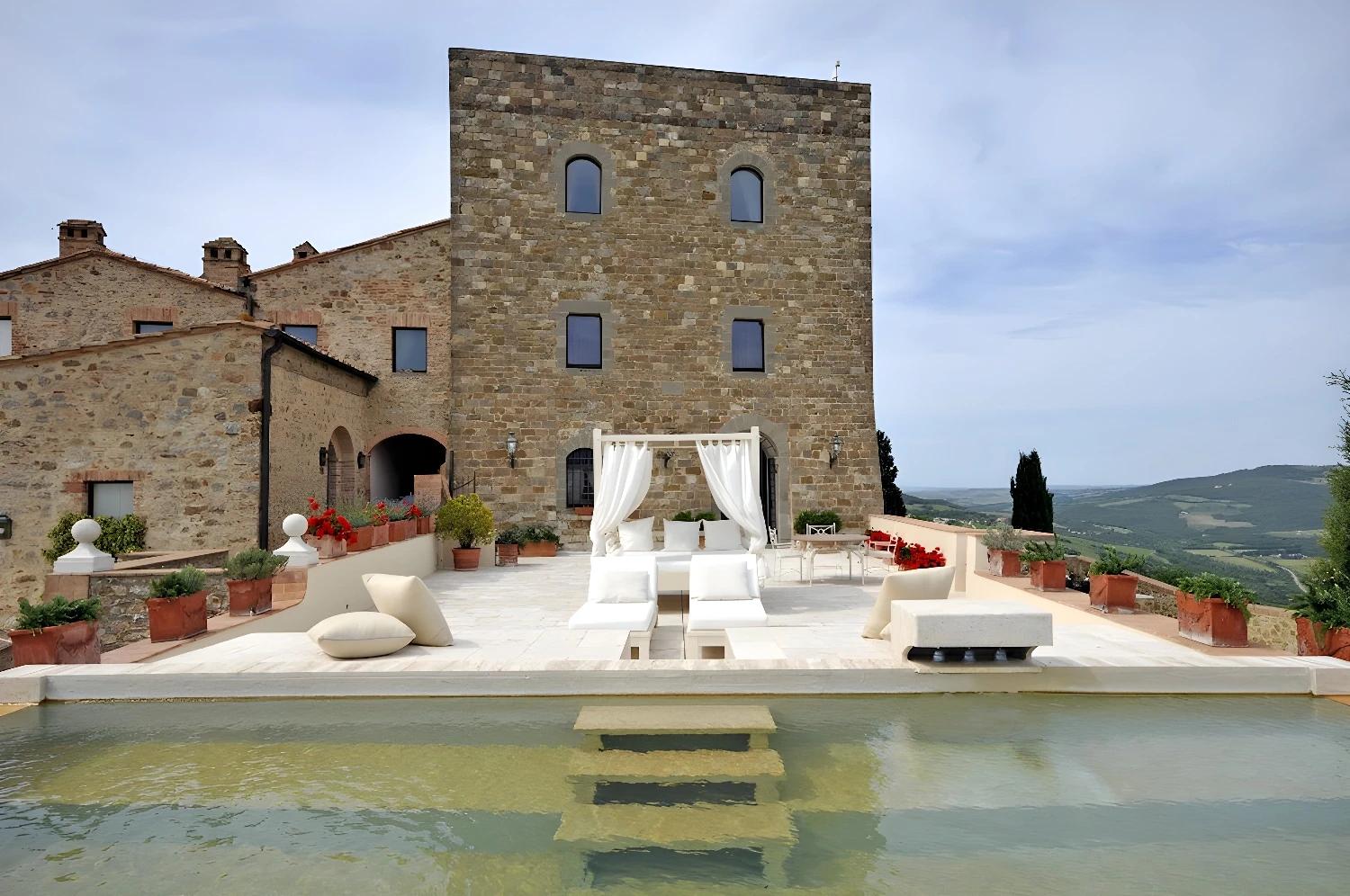 Terrasse extérieure du Castello di Velona Resort, Thermal SPA & Winery avec vue sur la campagne.