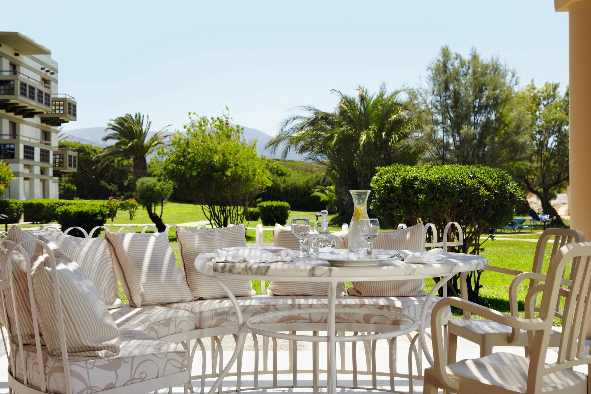 Terrasse avec vue sur le jardin au Grecotel Meli Palace
