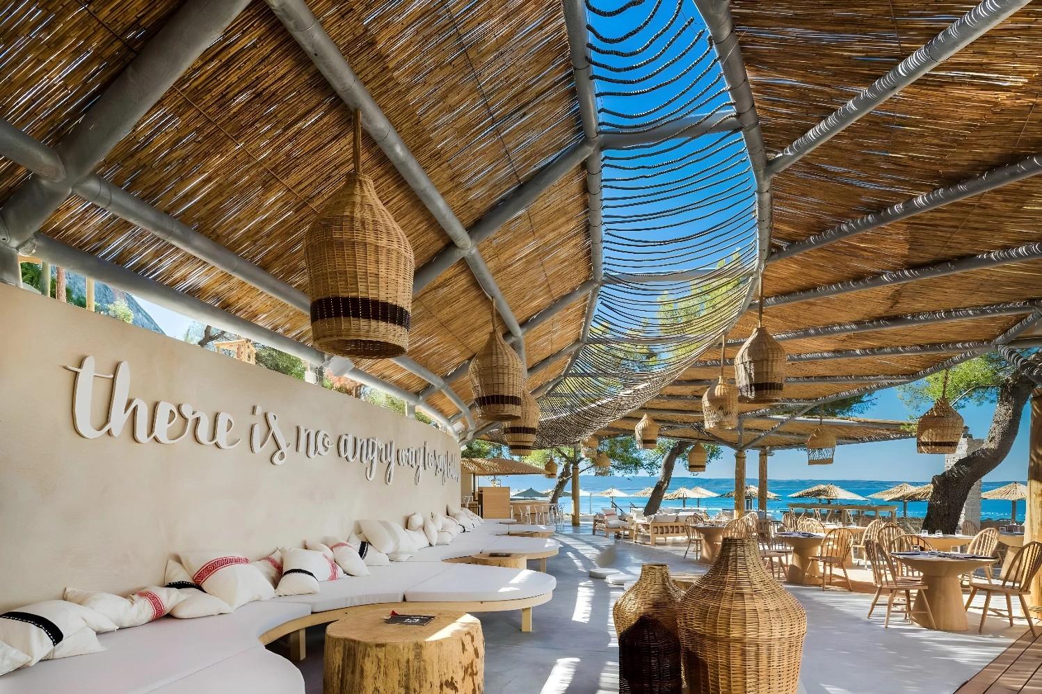 Terrasse ombragée au Le Meridien Lav Split