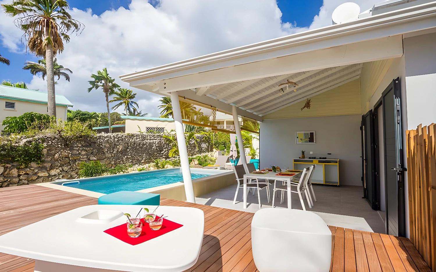 Terrasse extérieure avec piscine à Iguane House Villas & Spa.