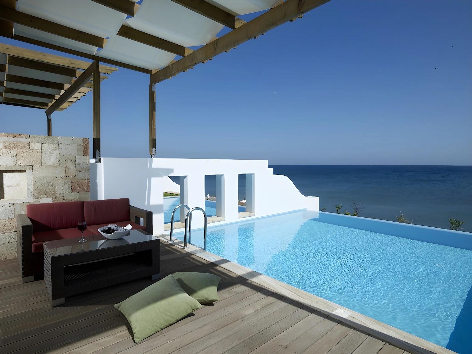 Terrasse privée avec piscine à l'Atrium Prestige Thalasso.