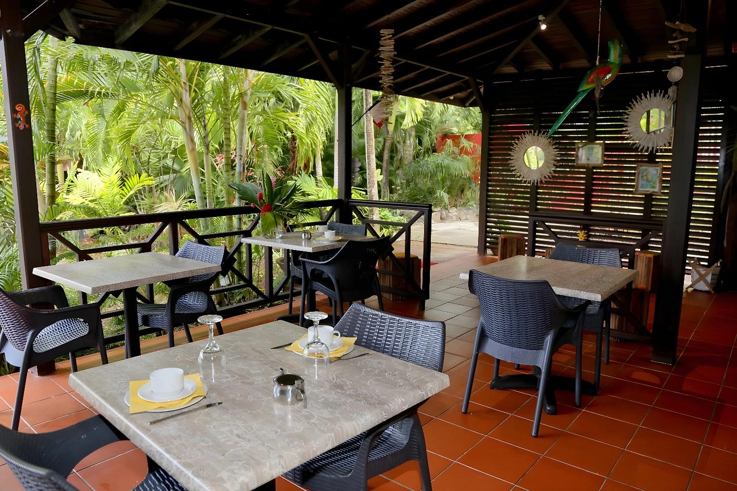 Terrasse de restaurant à Caraib Bay avec vue sur la nature