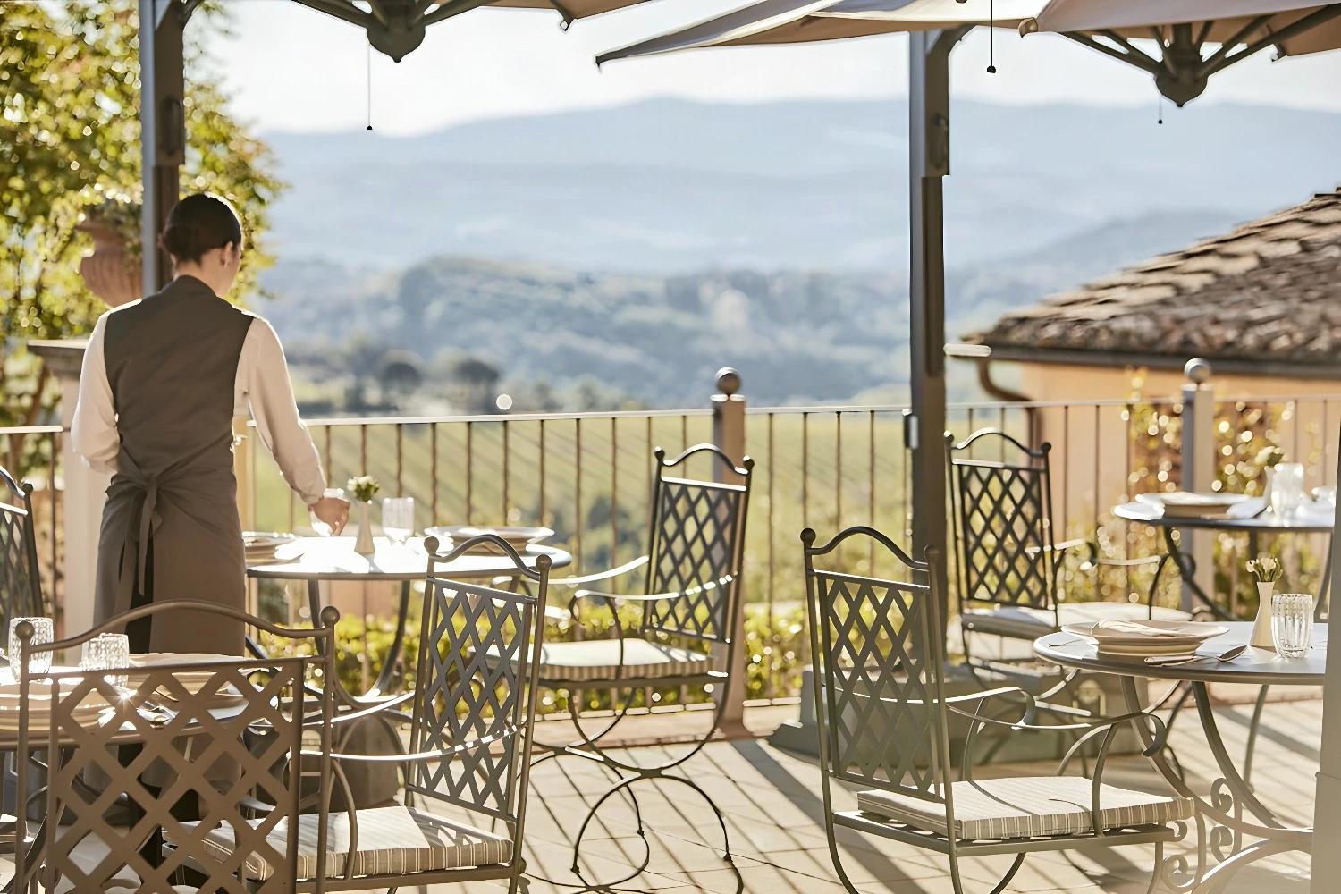 Terrasse du restaurant du COMO Castello del Nero avec vue sur les collines
