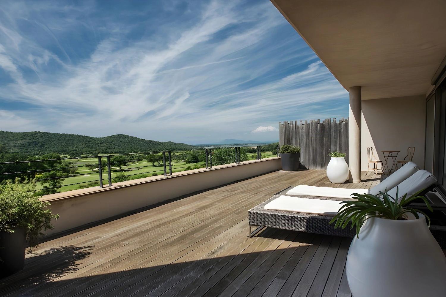 Terrasse spacieuse avec vue panoramique à l'Argentario Golf Resort & Spa.