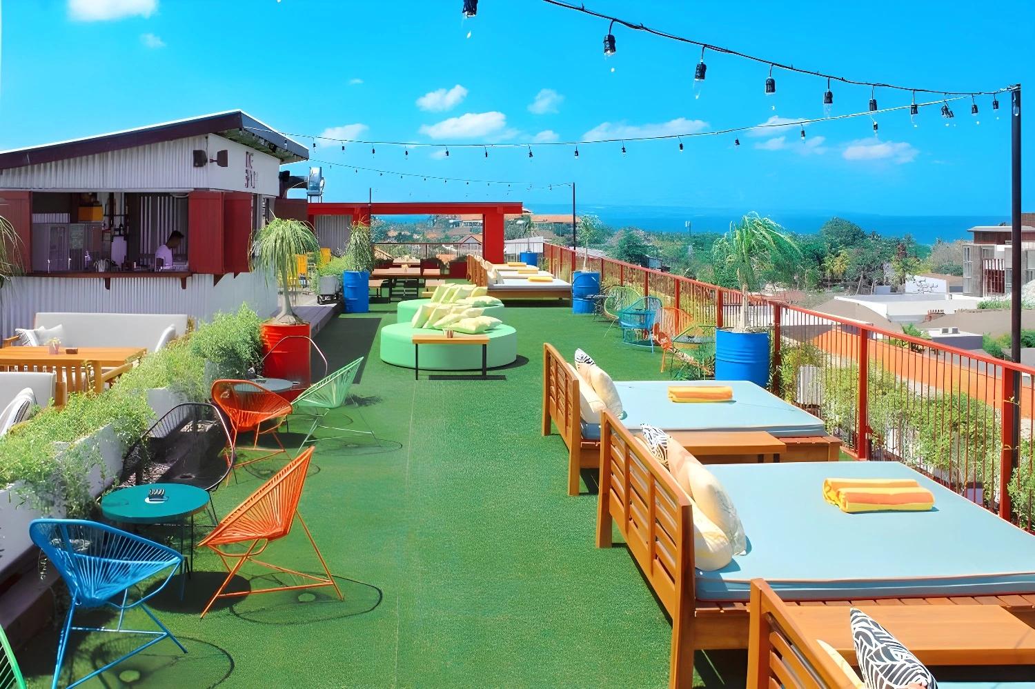 Terrasse sur le toit du Dash Seminyak avec vue sur la mer.