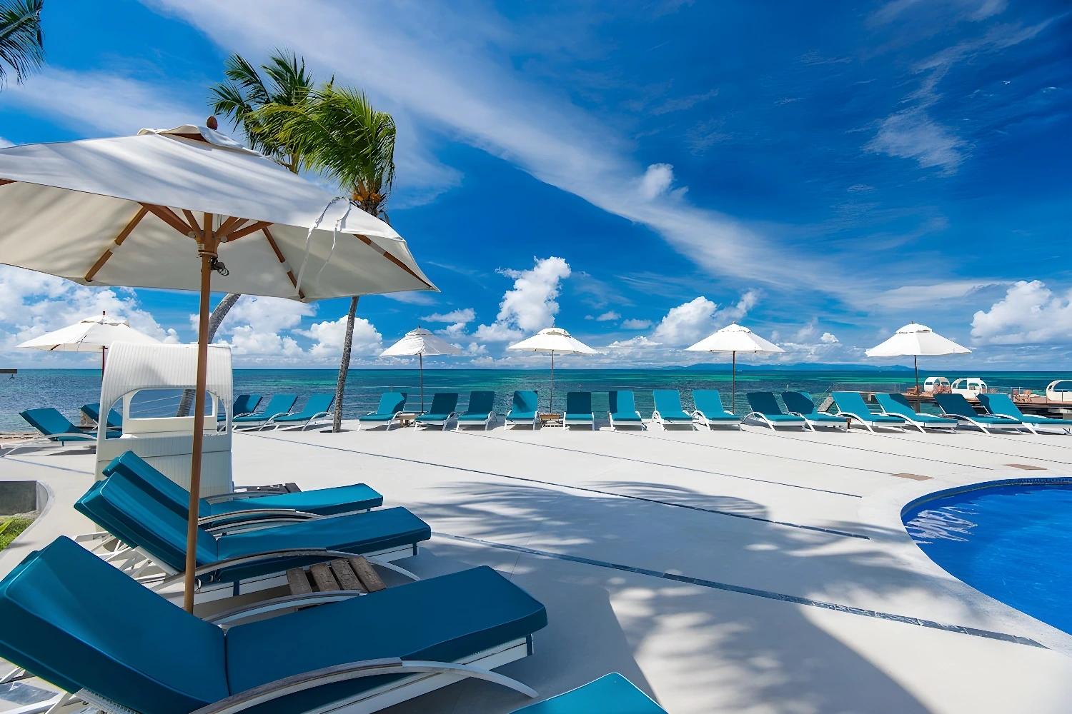 Terrasse en bord de mer avec transats au Coco de Mer & Black Parrot Suites